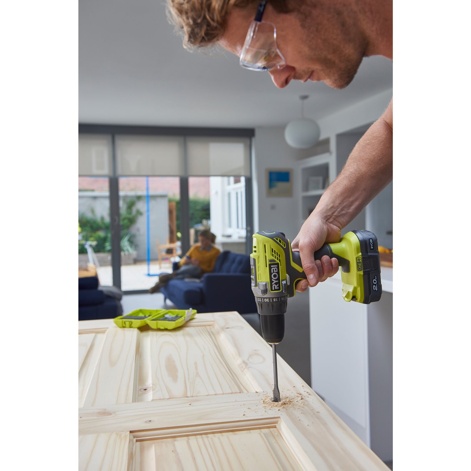 Mașină de găurit/înșurubat 18V ONE+ (2 x 2,0 Ah) Ryobi R18DD3-220S - in utilizare 5
