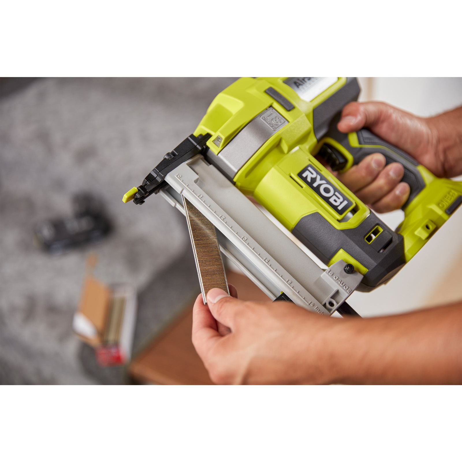 Capsator pentru capse 18G 18V ONE+ Ryobi R18GS18-0 - in utilizare 2