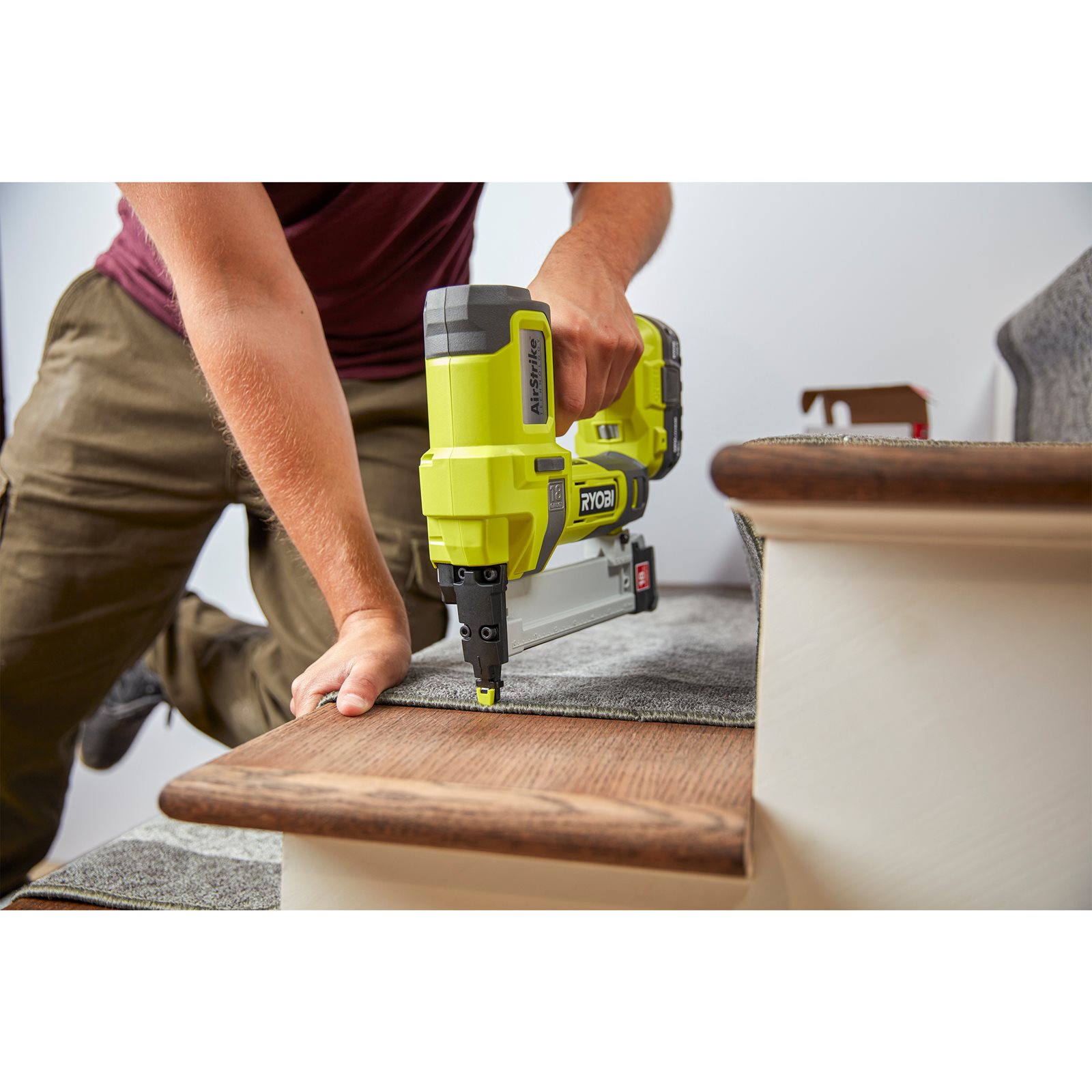 Capsator pentru capse 18G 18V ONE+ Ryobi R18GS18-0 - in utilizare 3