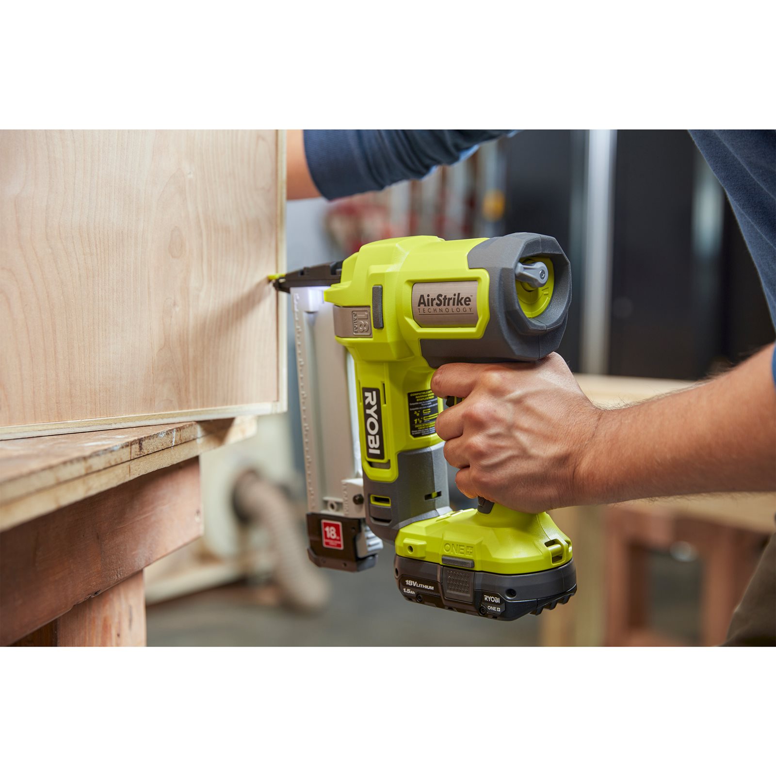 Capsator pentru capse 18G 18V ONE+ Ryobi R18GS18-0 - in utilizare 4
