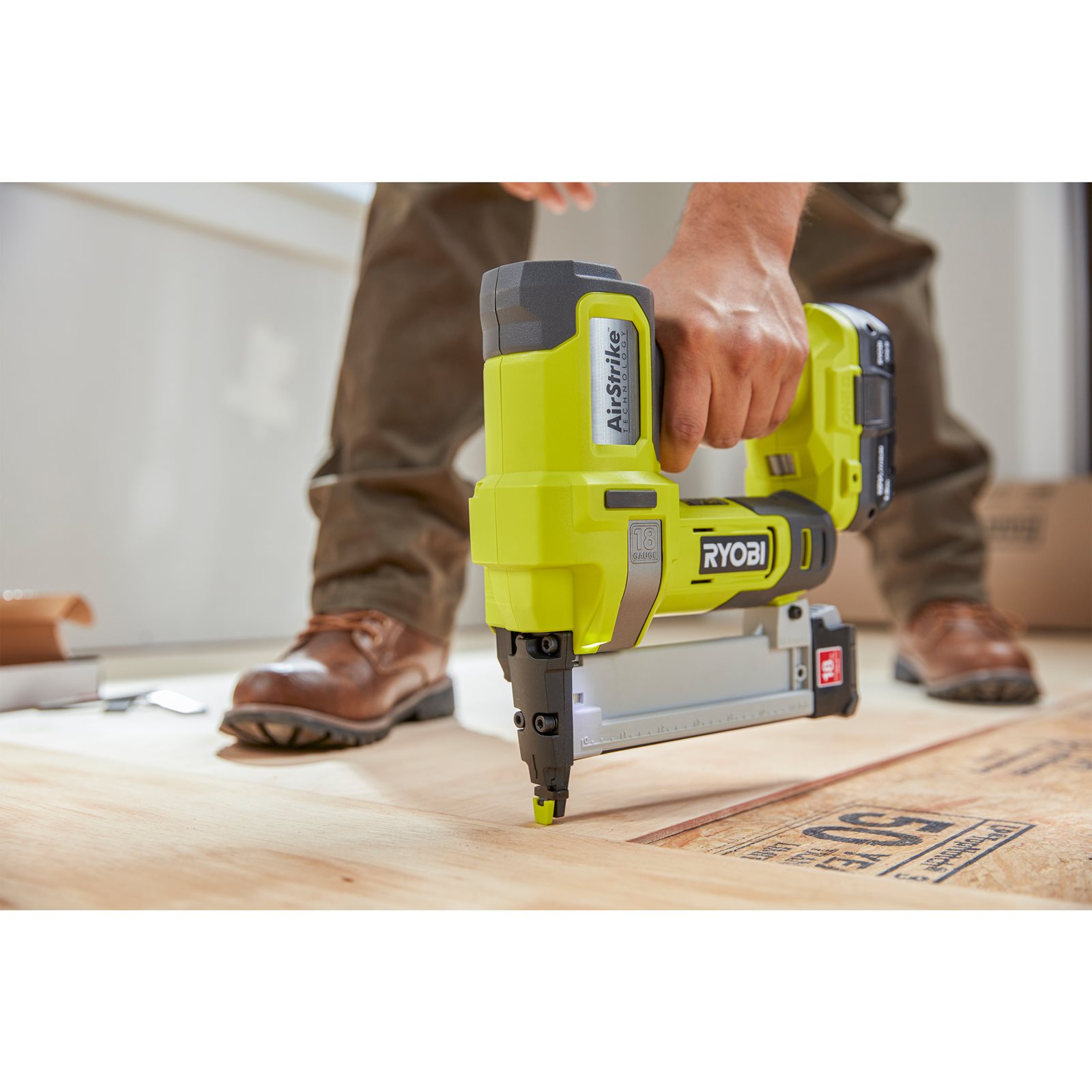 Capsator pentru capse 18G 18V ONE+ Ryobi R18GS18-0 - in utilizare 5
