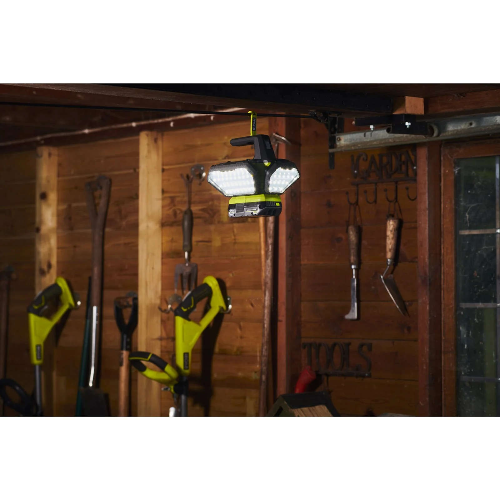 Lampă de lucru 360° 18V ONE+ Ryobi R18L360-0 - in utilizare 1
