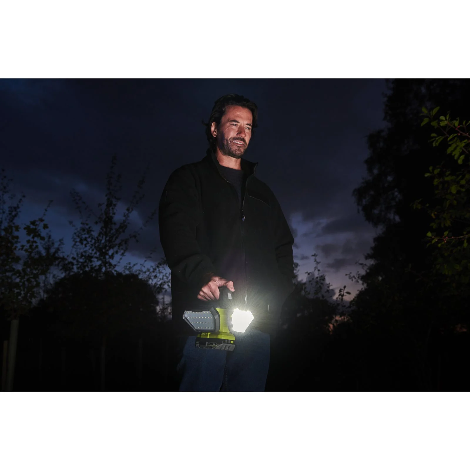 Lampă de lucru 360° 18V ONE+ Ryobi R18L360-0 - in utilizare 2