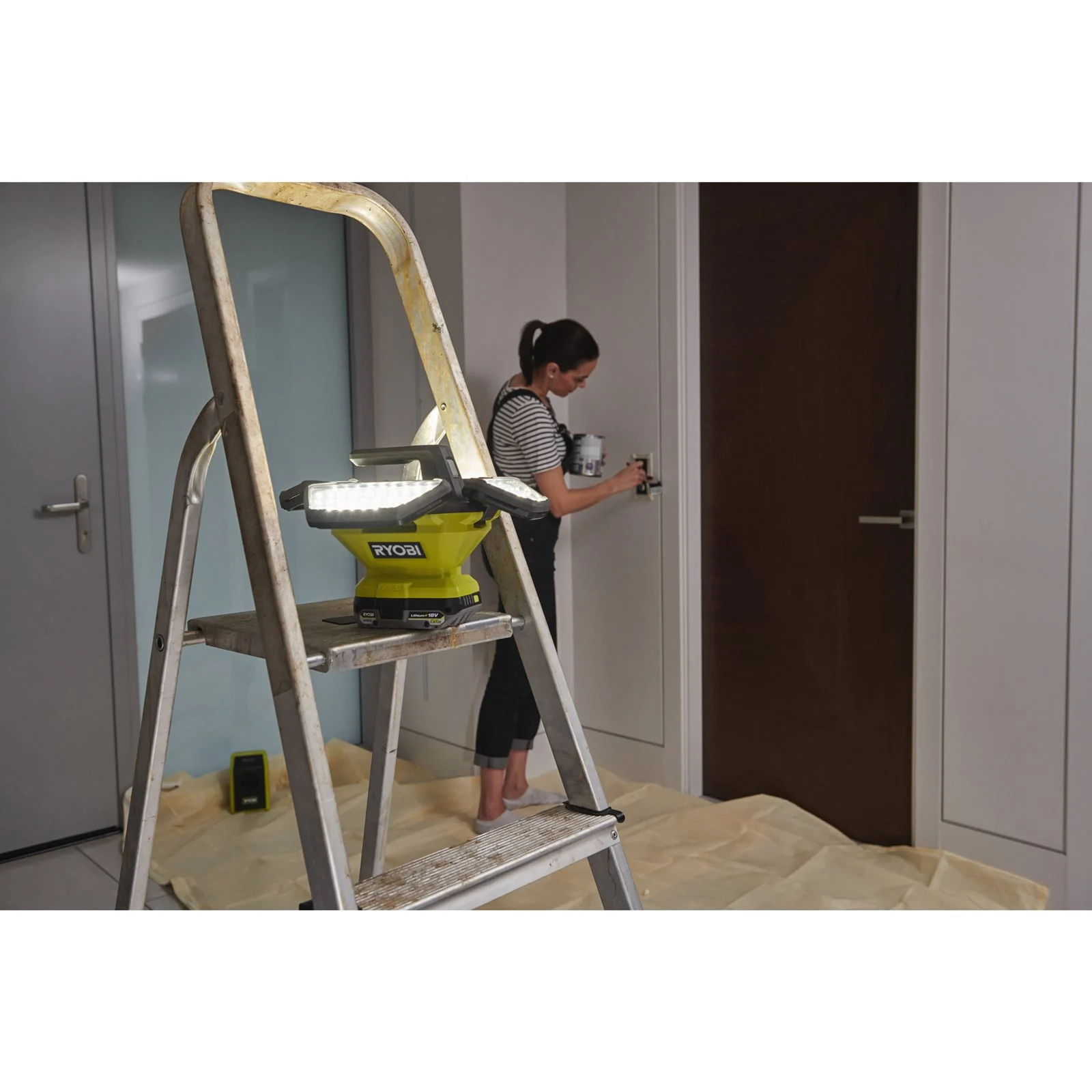 Lampă de lucru 360° 18V ONE+ Ryobi R18L360-0 - in utilizare 3