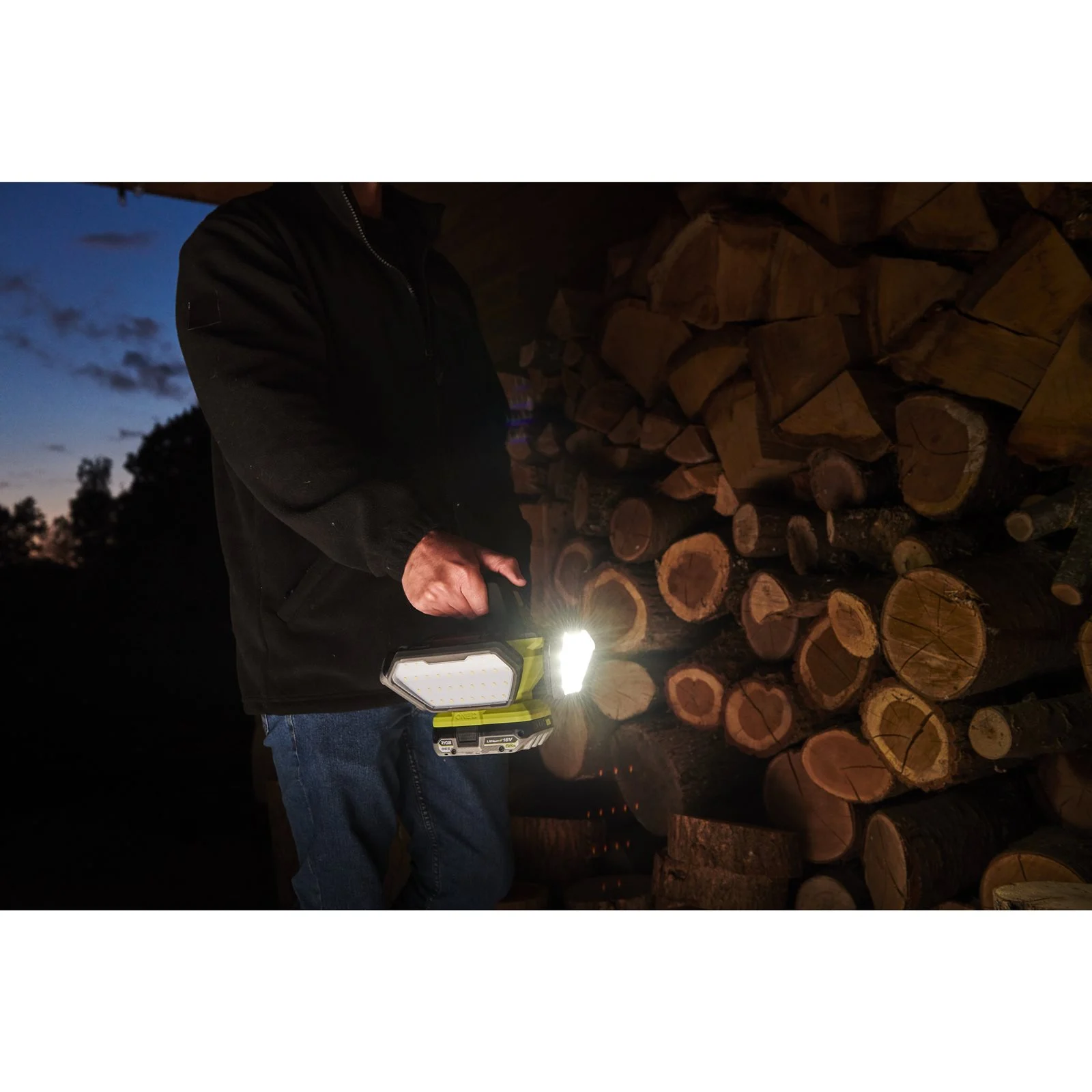 Lampă de lucru 360° 18V ONE+ Ryobi R18L360-0 - in utilizare 4