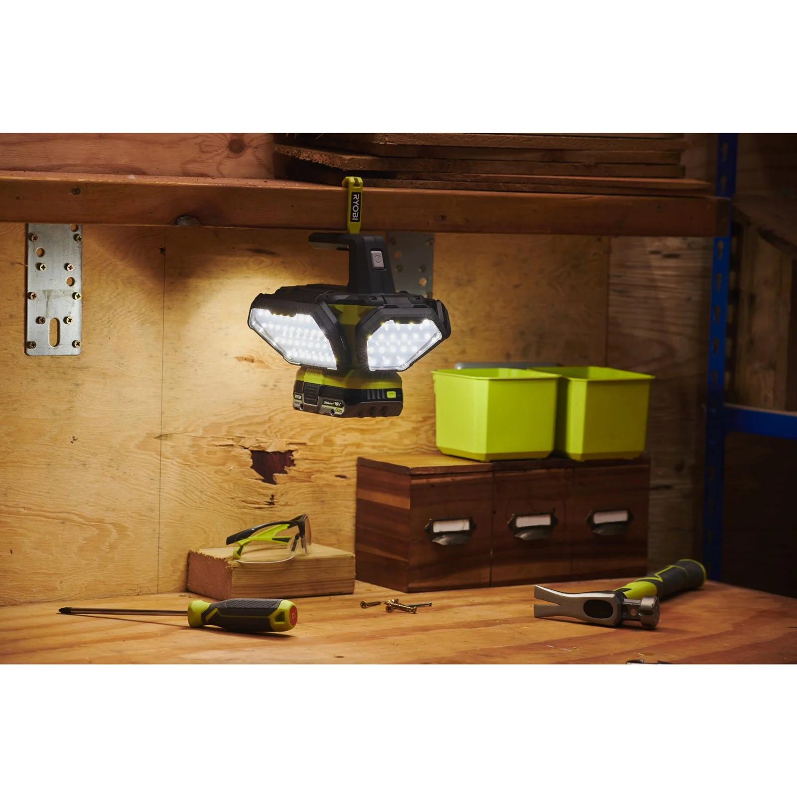 Lampă de lucru 360° 18V ONE+ Ryobi R18L360-0 - in utilizare 5