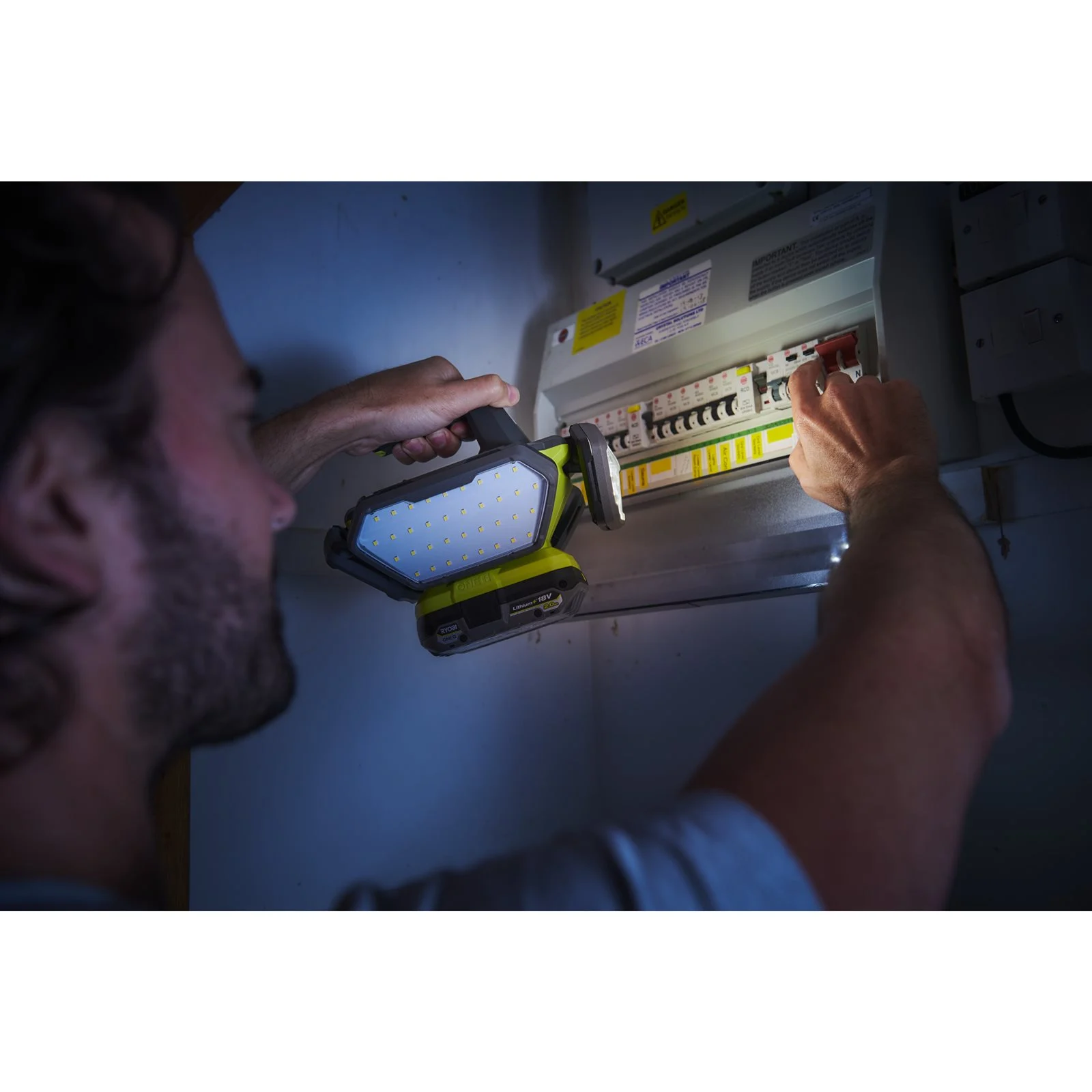 Lampă de lucru 360° 18V ONE+ Ryobi R18L360-0 - in utilizare 7