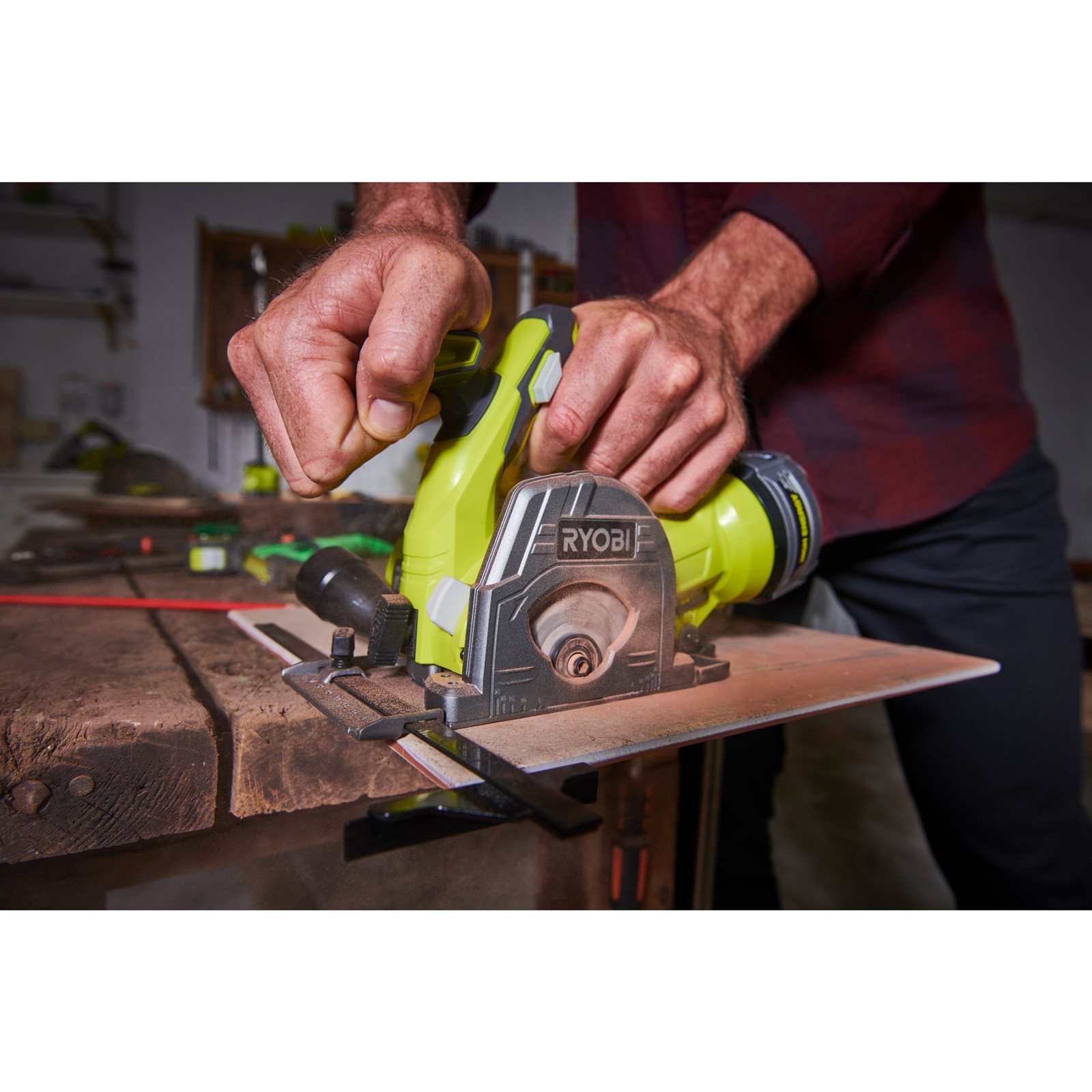 Fierăstrău multi-material 18V ONE+ Ryobi R18MMS-0 - in utilizare 3