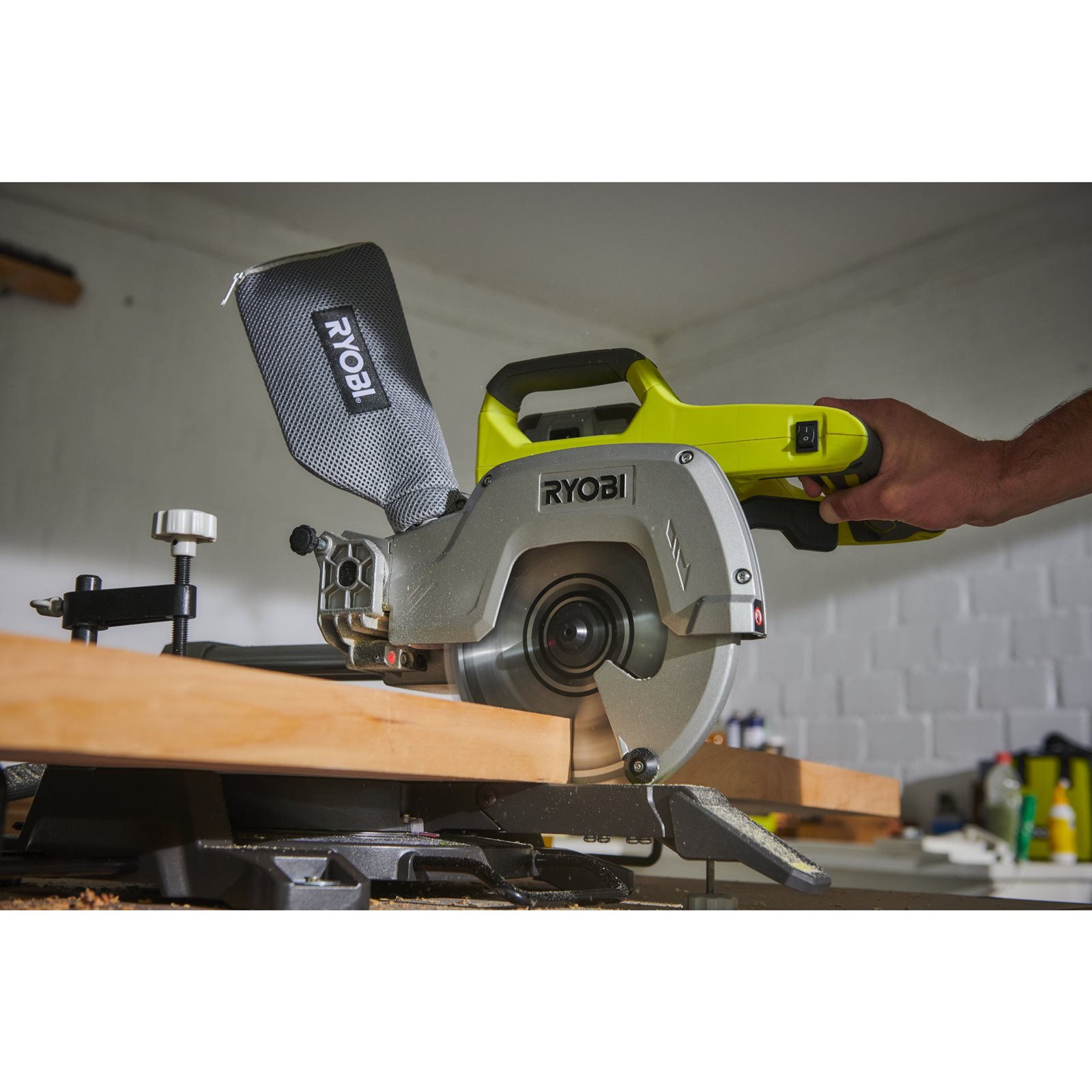 Fierăstrău tăieri înclinate culisant 18V ONE+ Ryobi R18MS216-0 - in utilizare 1