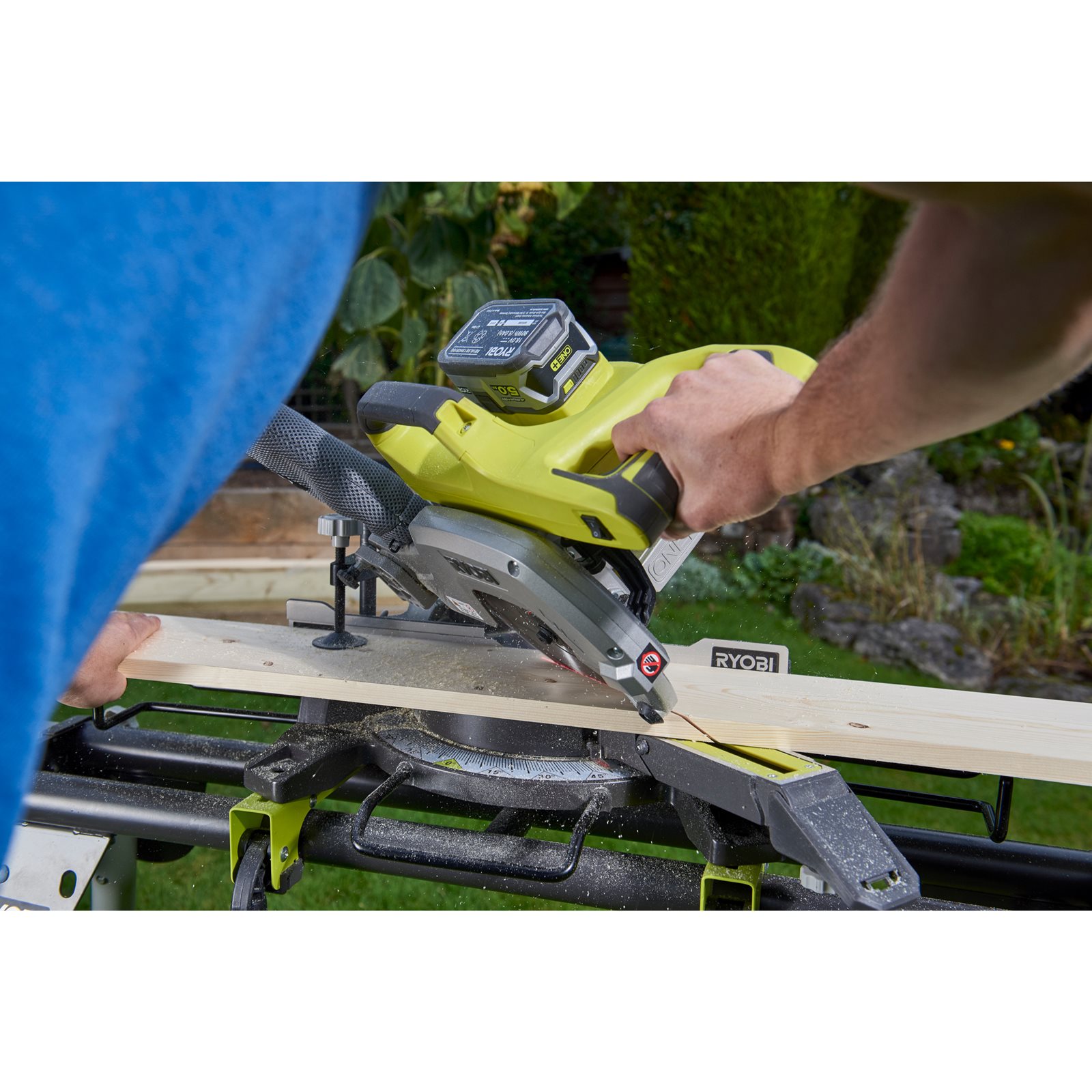 Fierăstrău tăieri înclinate culisant 18V ONE+ Ryobi R18MS216-0 - in utilizare 2