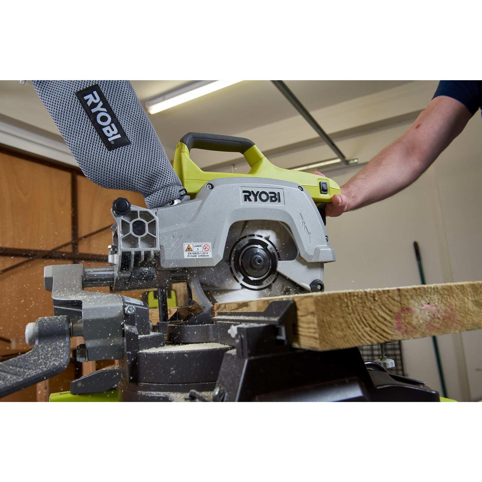 Fierăstrău tăieri înclinate culisant 18V ONE+ Ryobi R18MS216-0 - in utilizare 3
