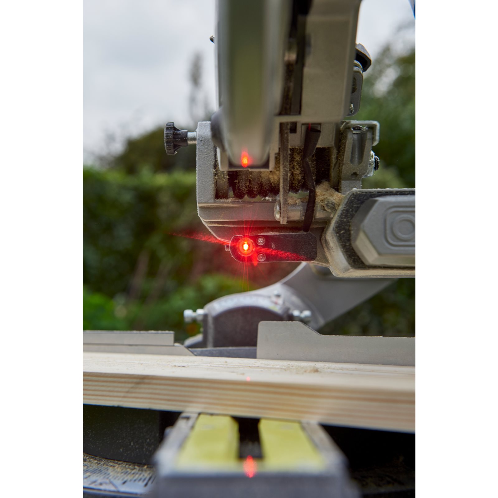 Fierăstrău tăieri înclinate culisant 18V ONE+ Ryobi R18MS216-0 - detaliu 2