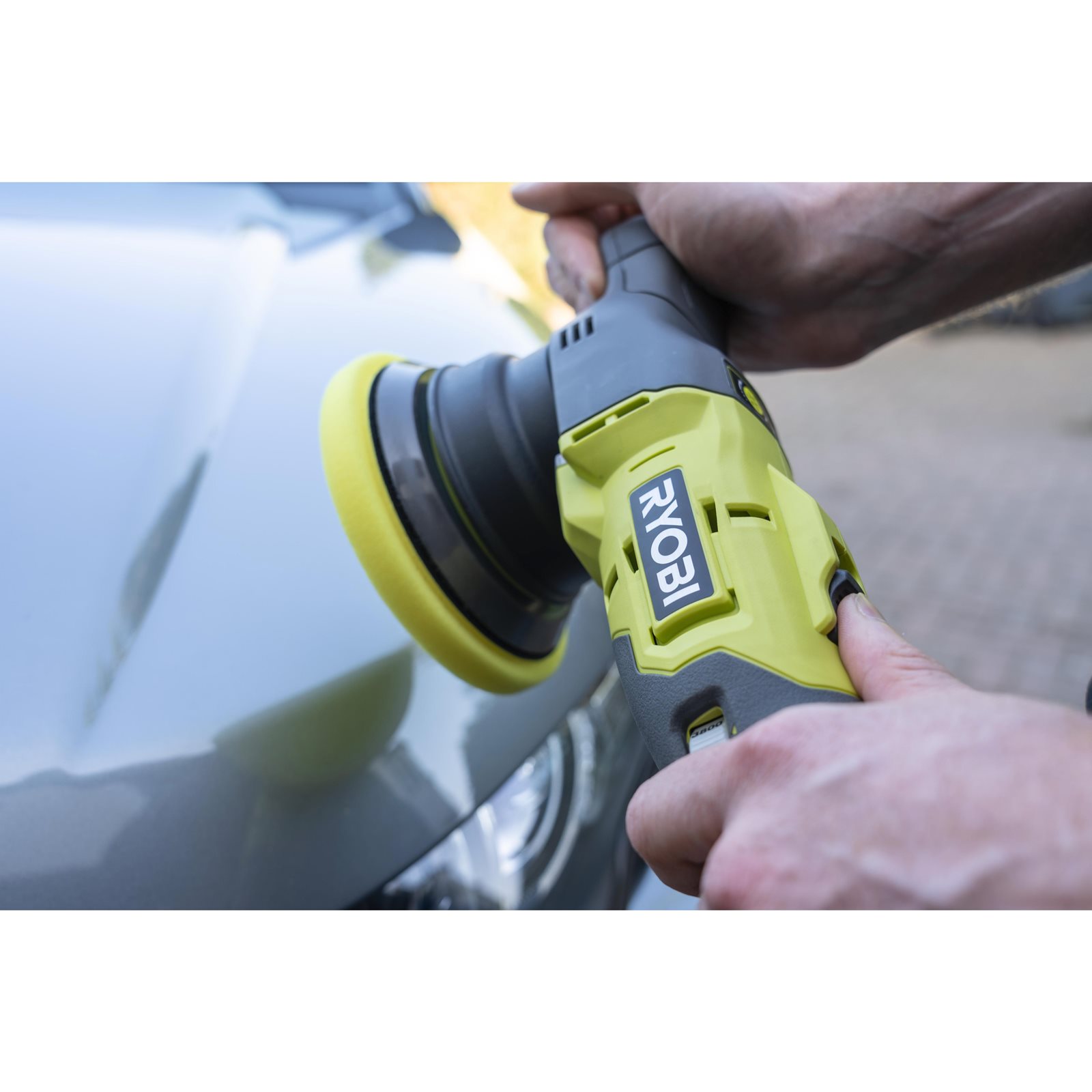 Mașină de polișat cu dublă acțiune 18V ONE+ Ryobi R18P-0 - in utilizare 3