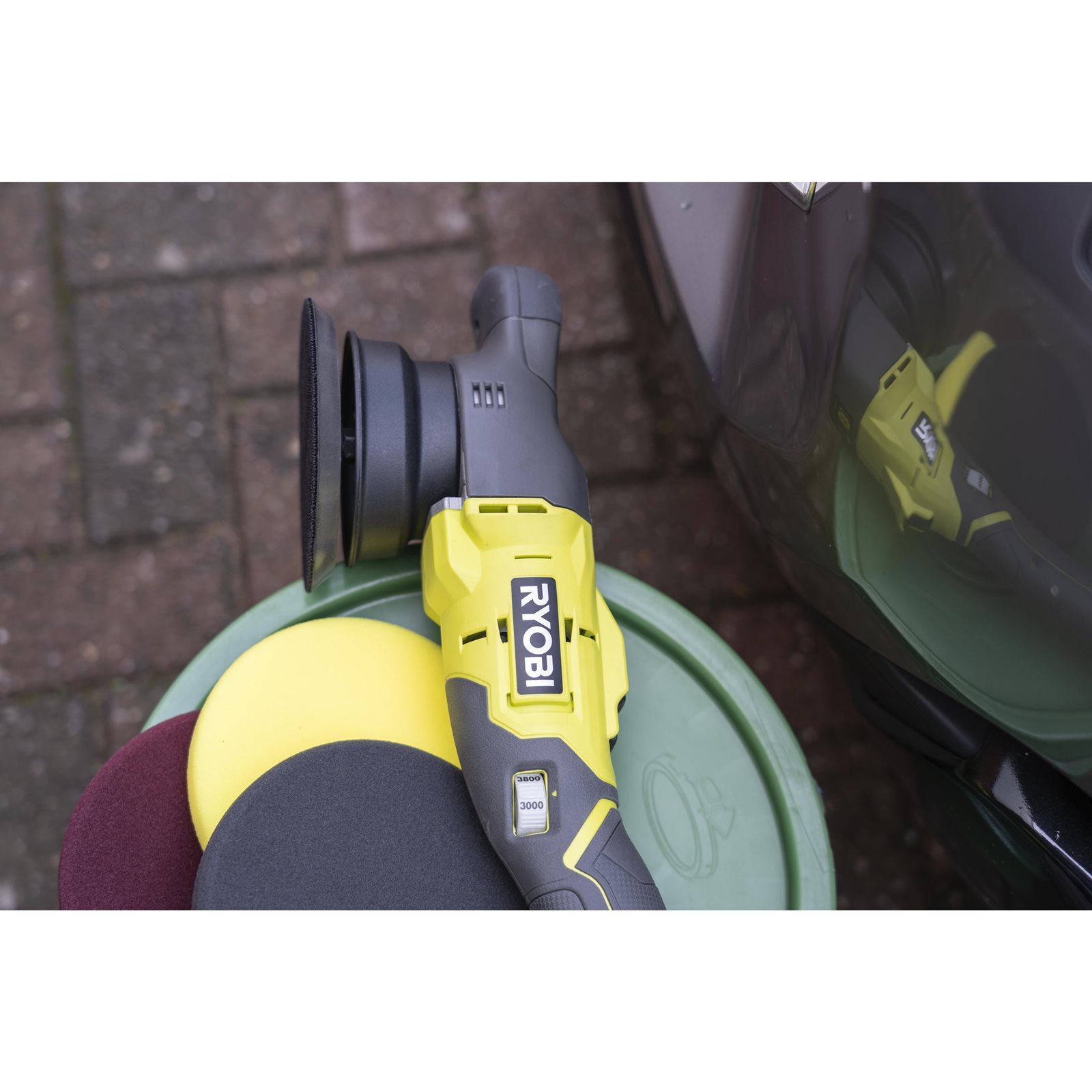 Mașină de polișat cu dublă acțiune 18V ONE+ Ryobi R18P-0 - in utilizare 5