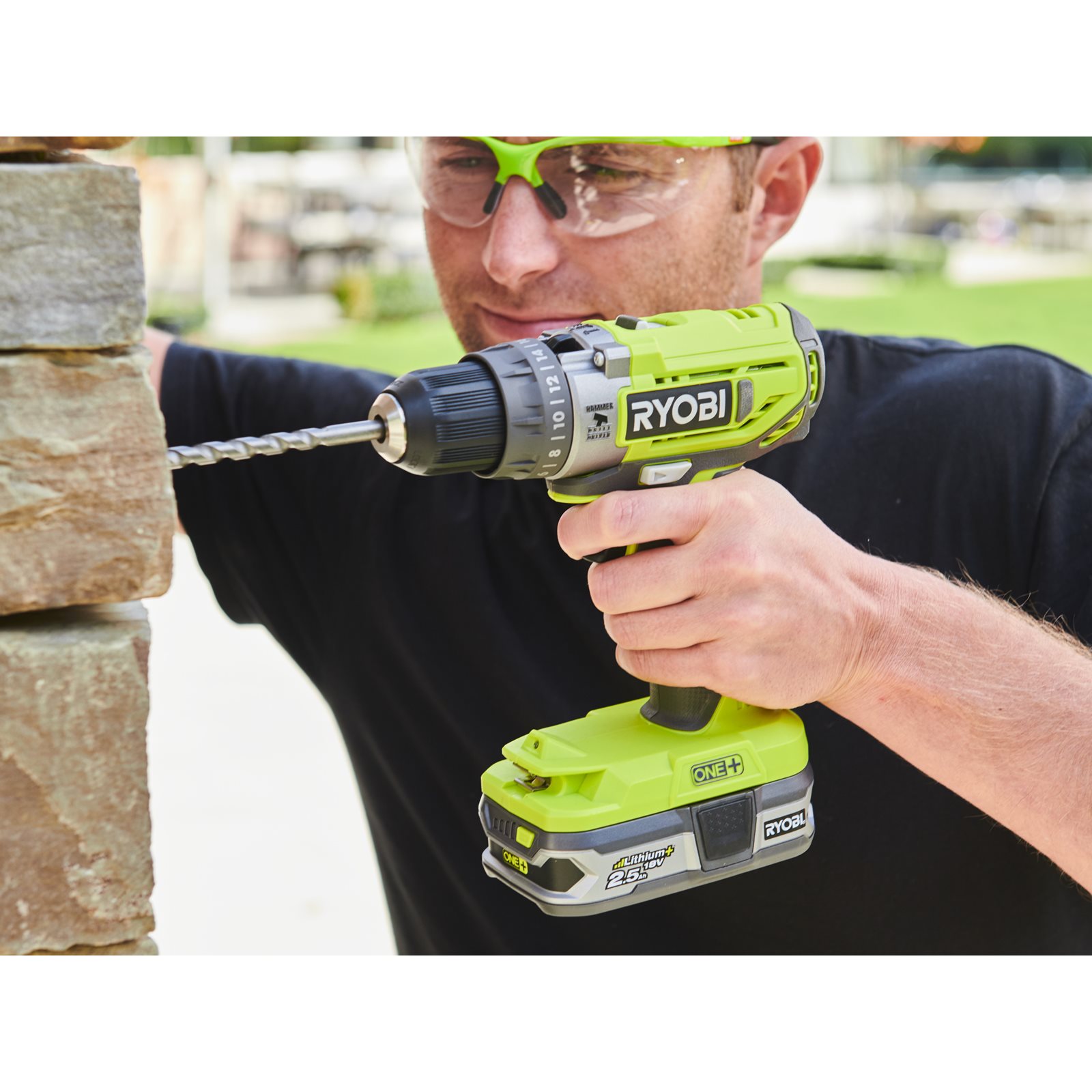 Mașină de găurit cu percuție 18V ONE+ (1 x 1,5 Ah) Ryobi R18PD2-115S - in utilizare 2