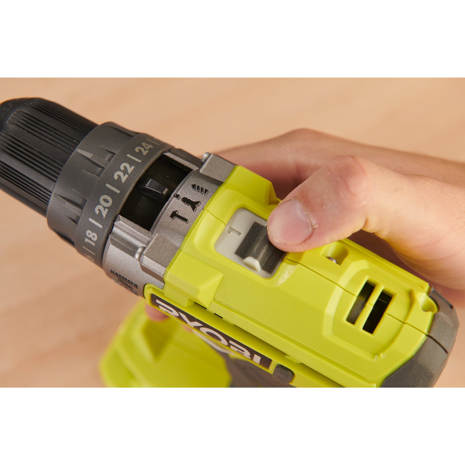 Mașină de găurit cu percuție 18V ONE+ (1 x 1,5 Ah) Ryobi R18PD2-115S - in utilizare 4