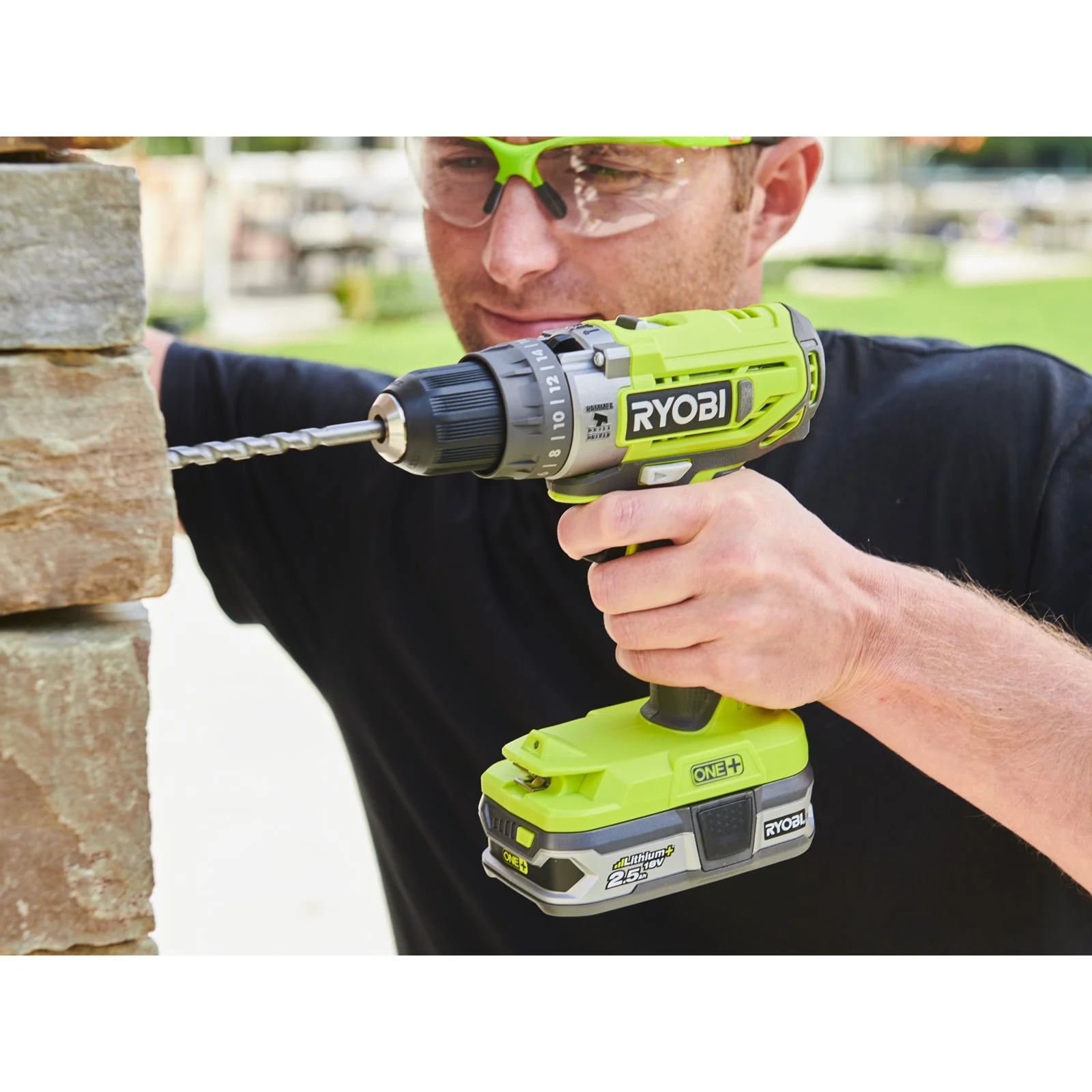 Mașină de găurit cu percuție 18V ONE+ (2 x 2,0 Ah) Ryobi R18PD2-220S - in utilizare 2