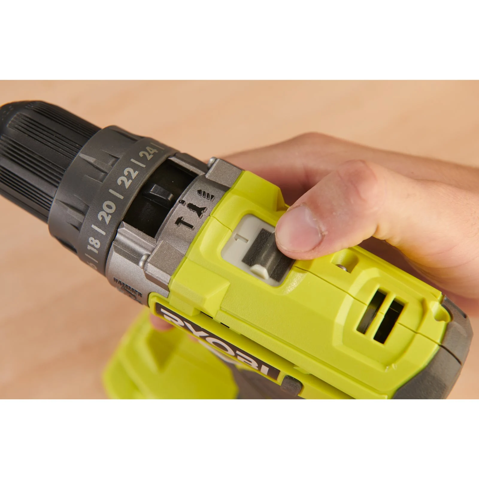 Mașină de găurit cu percuție 18V ONE+ (2 x 2,0 Ah) Ryobi R18PD2-220S - in utilizare 4