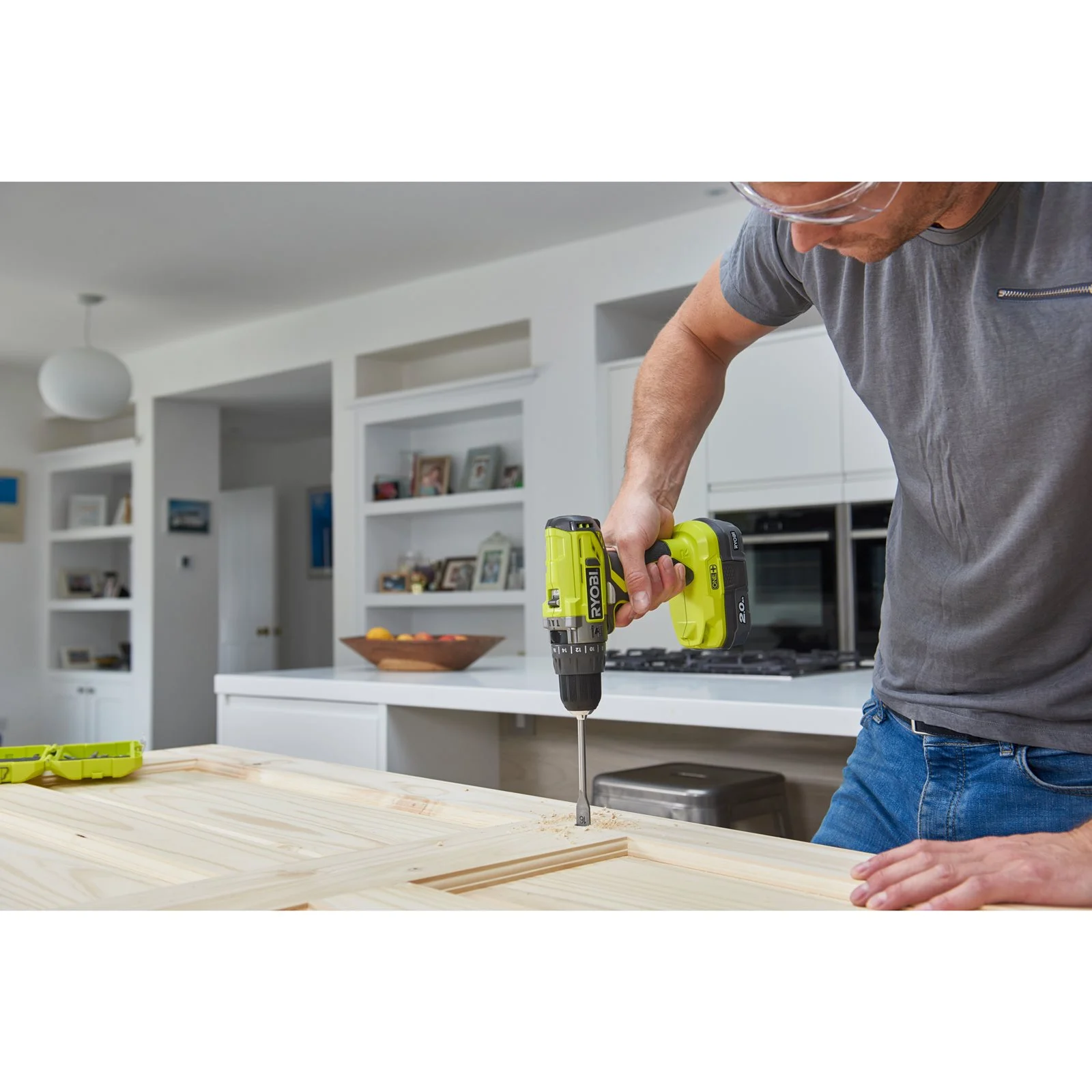 Mașină de găurit cu percuție 18V ONE+ (2 x 2,0 Ah) Ryobi R18PD2-220S - in utilizare 7