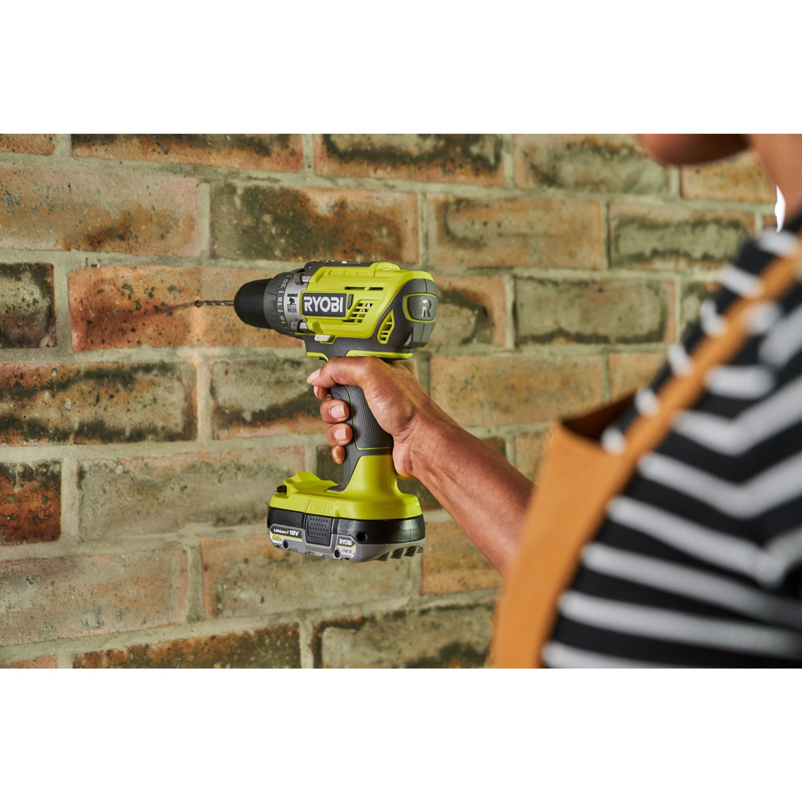 Mașină de găurit cu percuție 18V ONE+ Ryobi R18PD3-0 - in utilizare 3