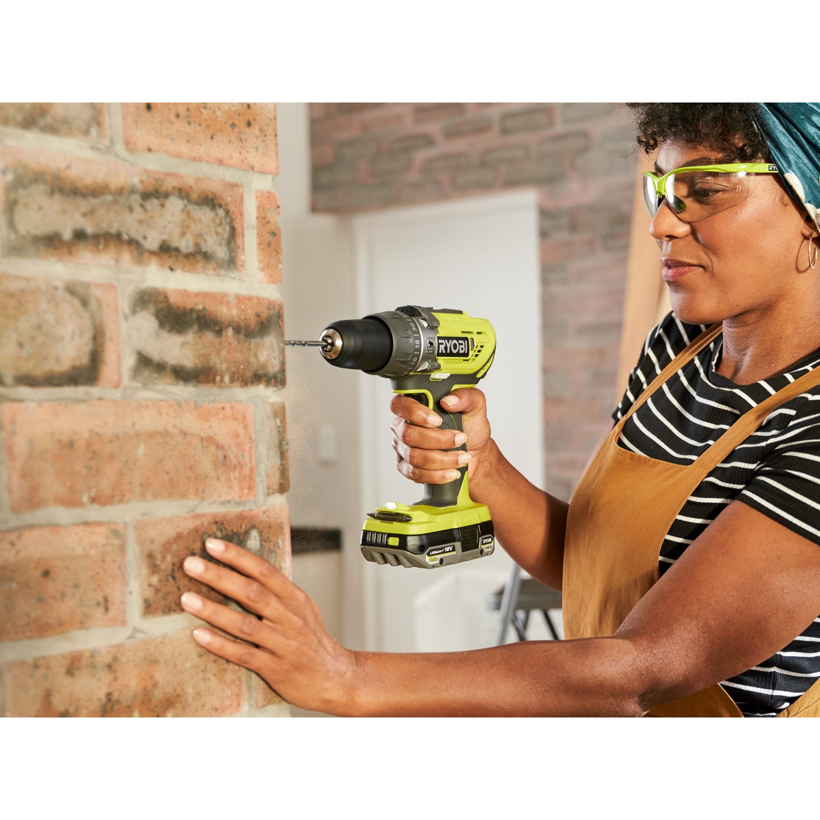 Mașină de găurit cu percuție 18V ONE+ (2 x 2,0 Ah) Ryobi R18PD3-220S - in utilizare 2