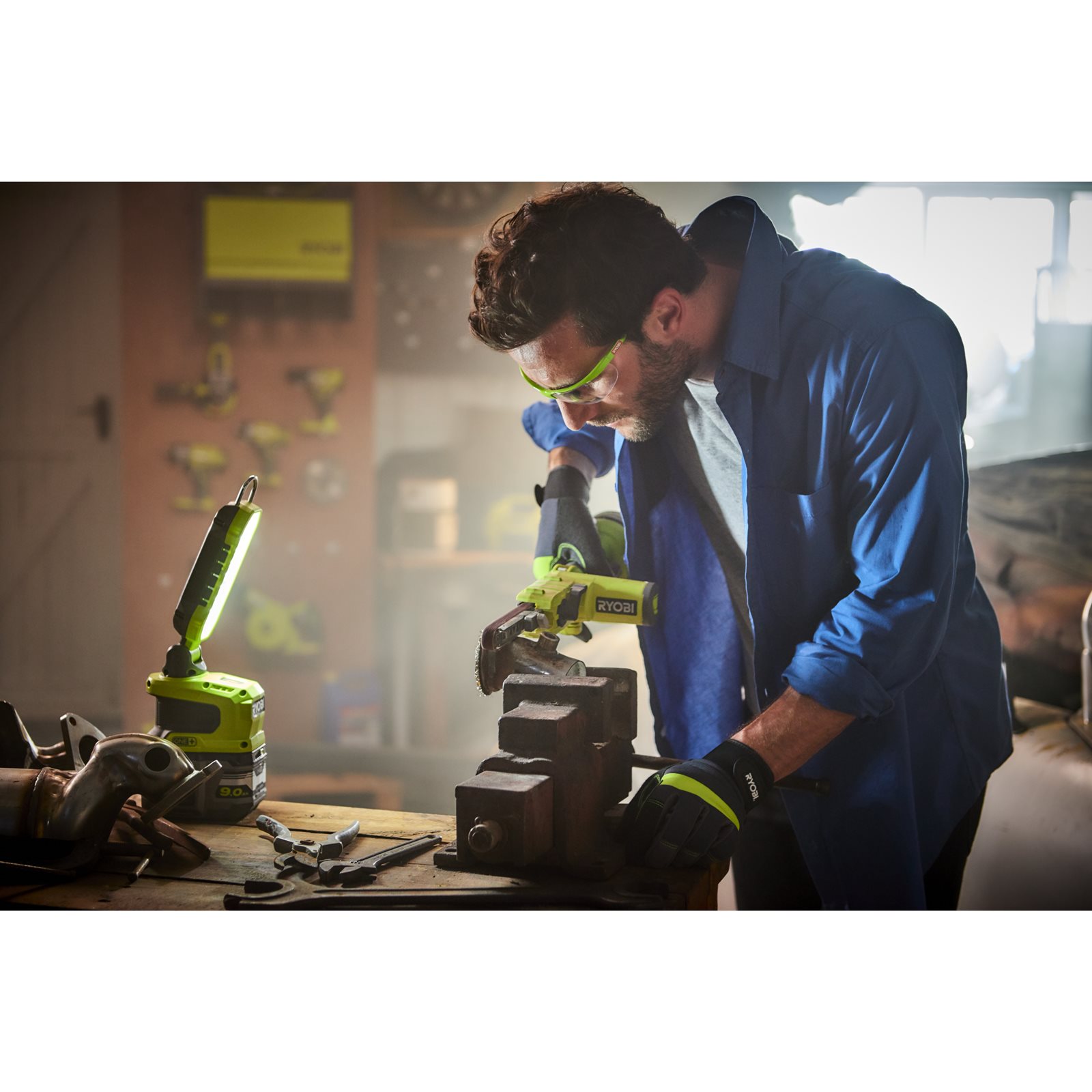 Mașină de șlefuit cu bandă îngustă 18V ONE+ Ryobi R18PF-0 - in utilizare 1