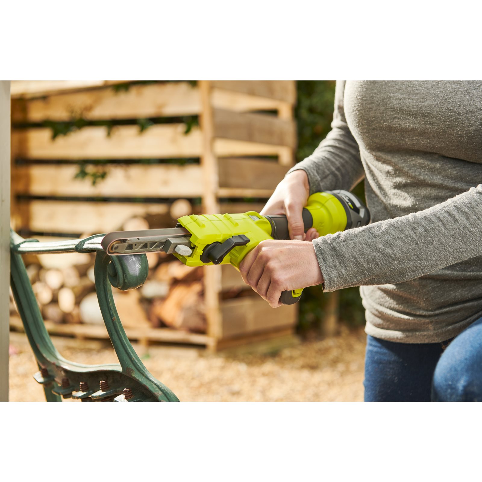 Mașină de șlefuit cu bandă îngustă 18V ONE+ Ryobi R18PF-0 - in utilizare 4