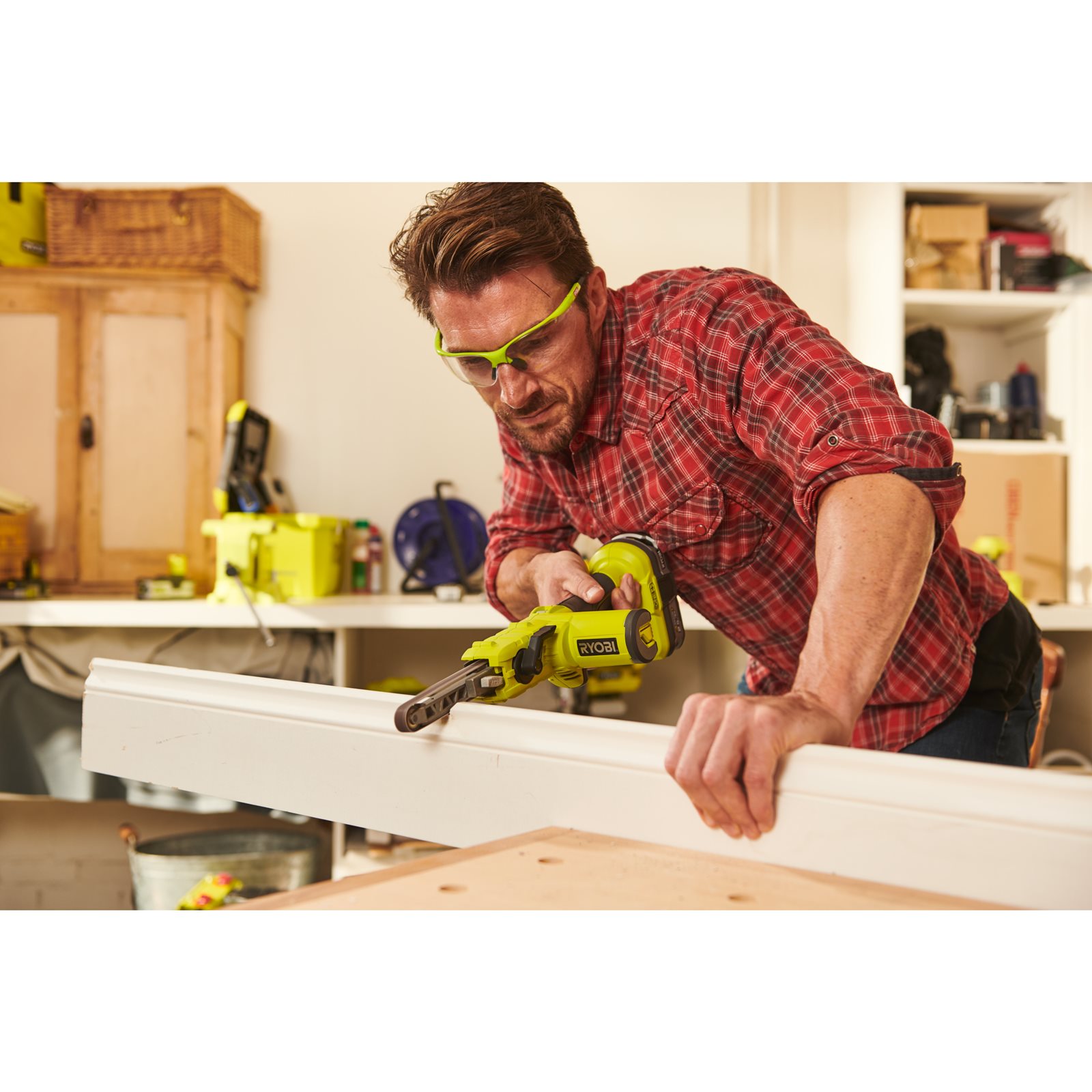 Mașină de șlefuit cu bandă îngustă 18V ONE+ Ryobi R18PF-0 - in utilizare 5
