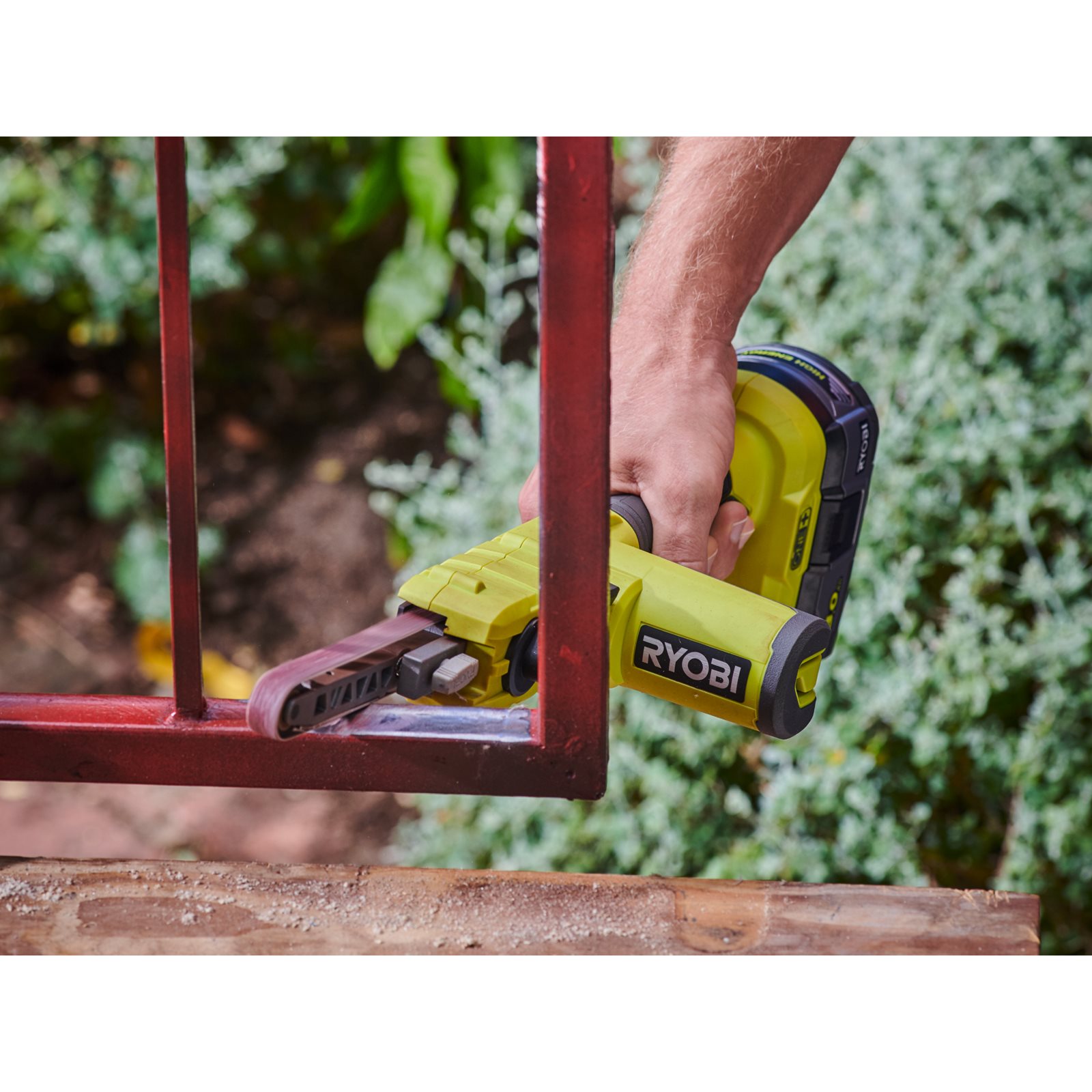Mașină de șlefuit cu bandă îngustă 18V ONE+ Ryobi R18PF-0 - in utilizare 6
