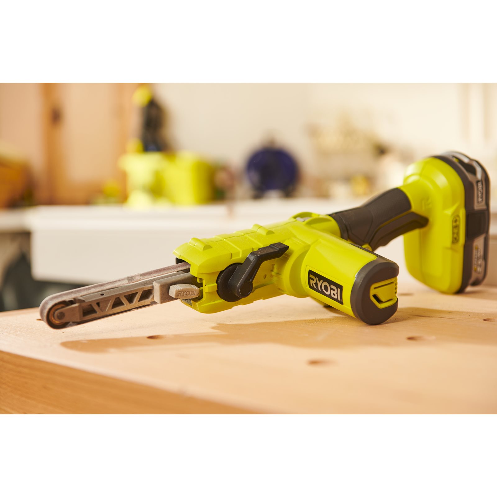 Mașină de șlefuit cu bandă îngustă 18V ONE+ Ryobi R18PF-0 - in utilizare 7