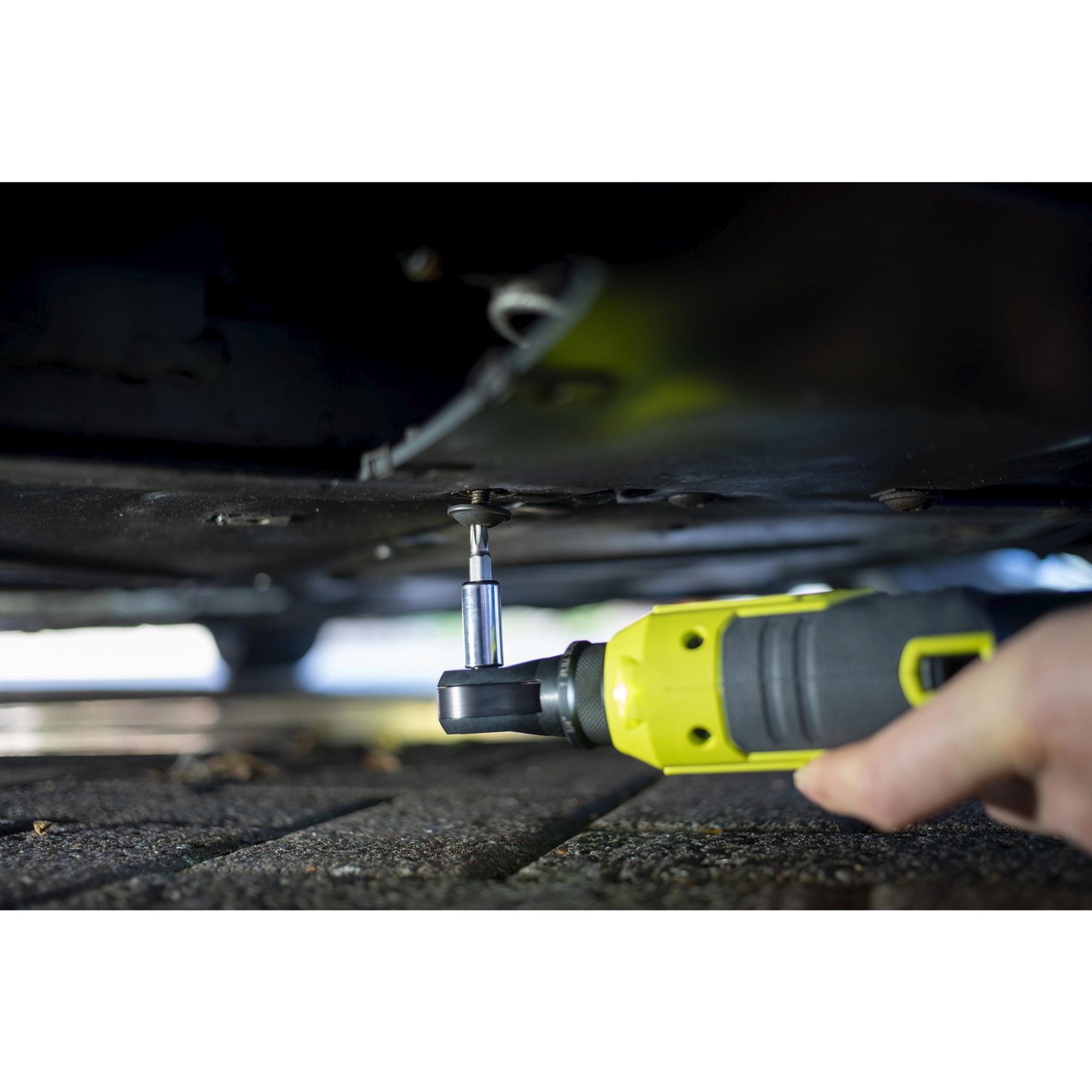 Antrenor cu clichet 1/4" 18V ONE+ Ryobi R18RW2-0 - in utilizare 4