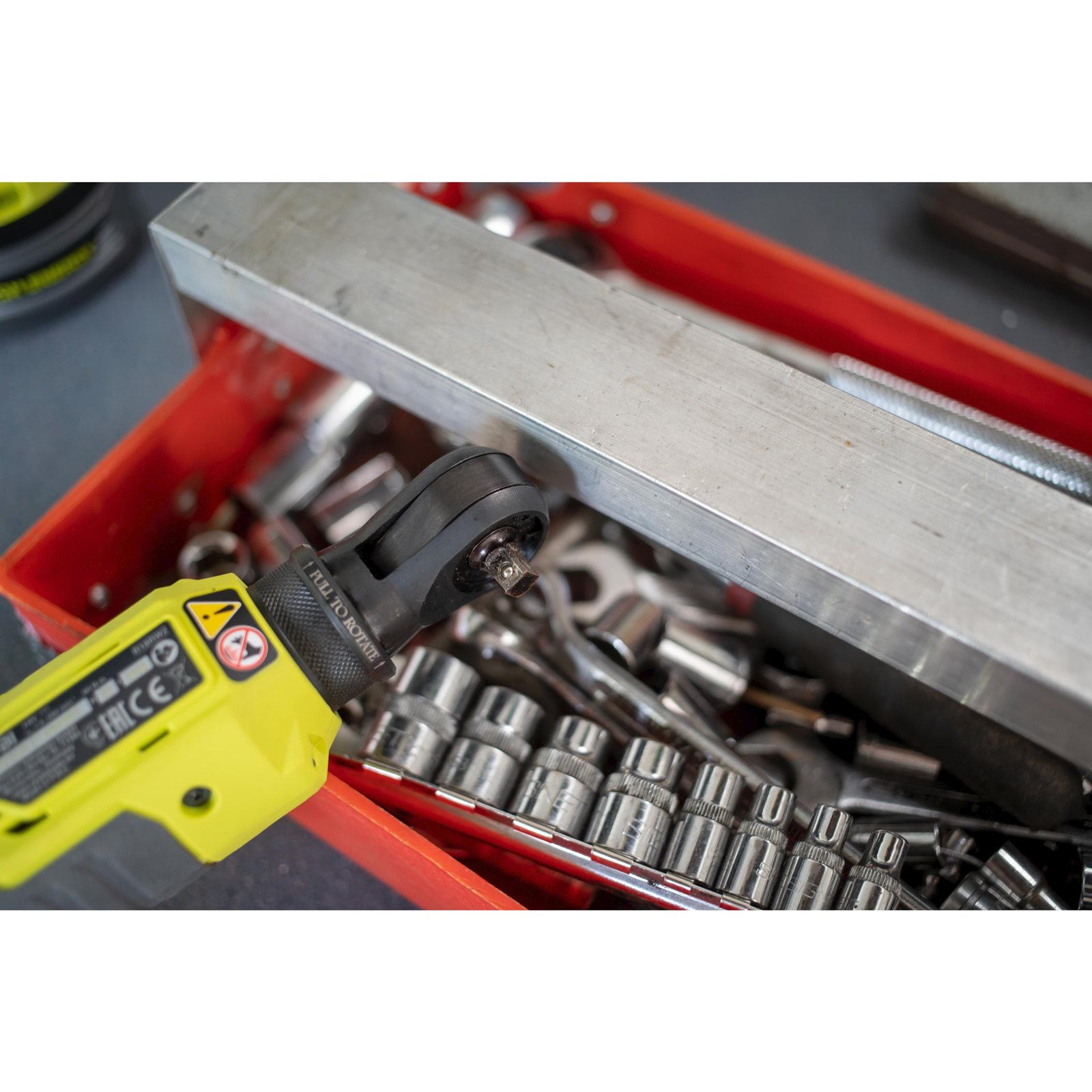 Antrenor cu clichet 3/8" 18V ONE+ Ryobi R18RW3-0 - in utilizare 1