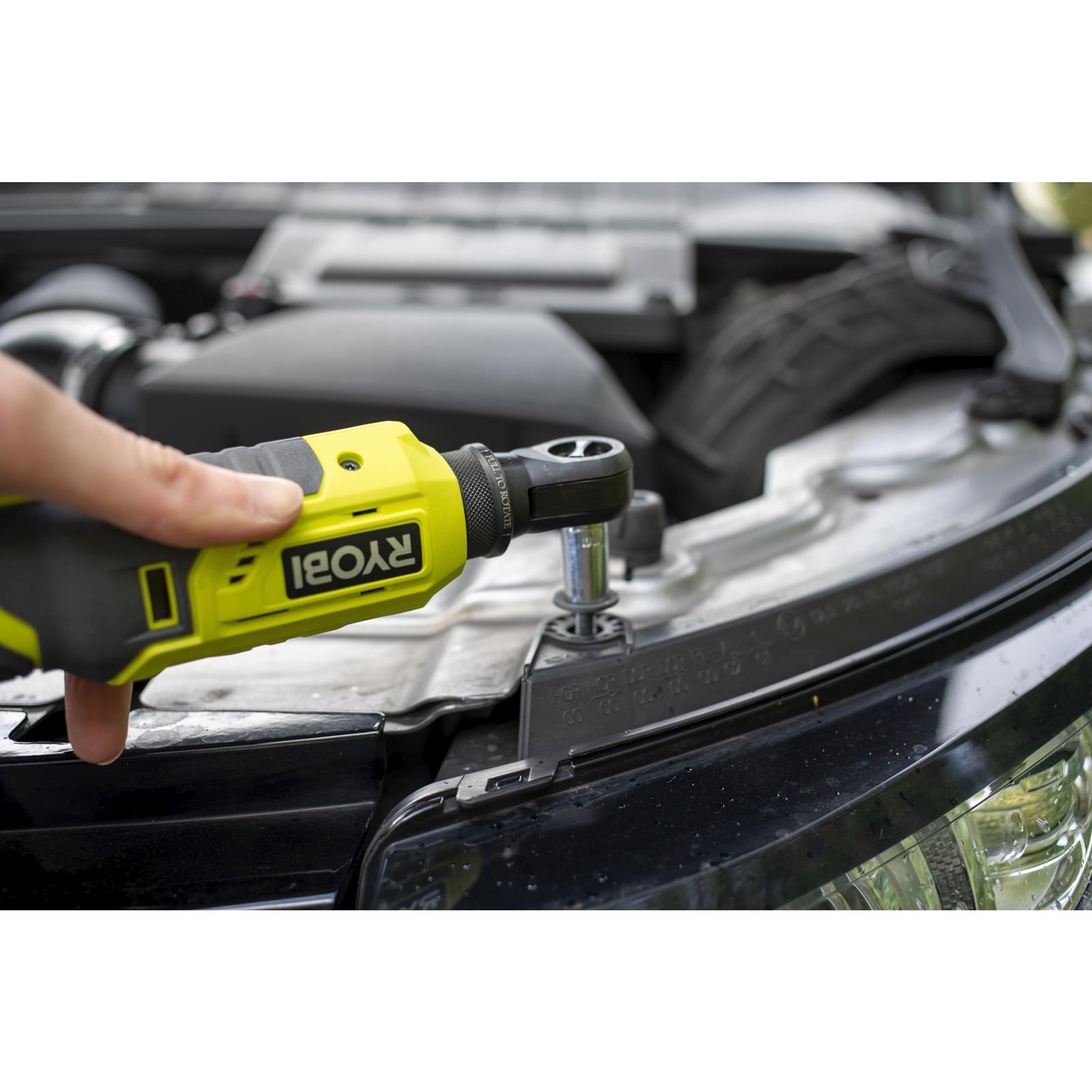 Antrenor cu clichet 3/8" 18V ONE+ Ryobi R18RW3-0 - in utilizare 2