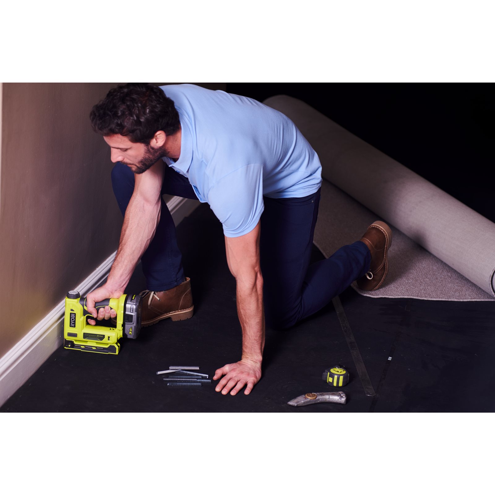 Capsator pentru capse T50 18V ONE+ Ryobi R18ST50-0 - in utilizare 1