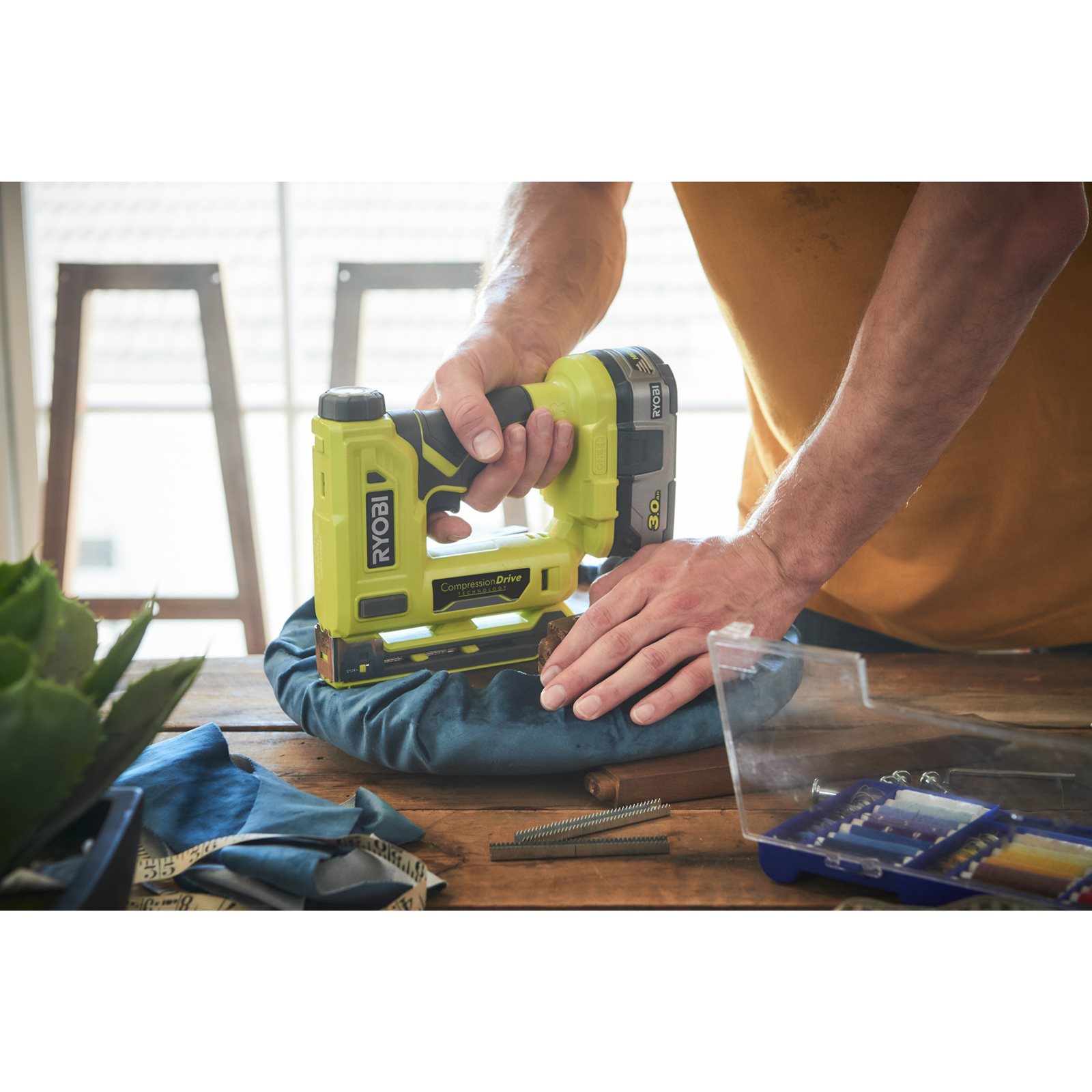 Capsator pentru capse T50 18V ONE+ Ryobi R18ST50-0 - in utilizare 2