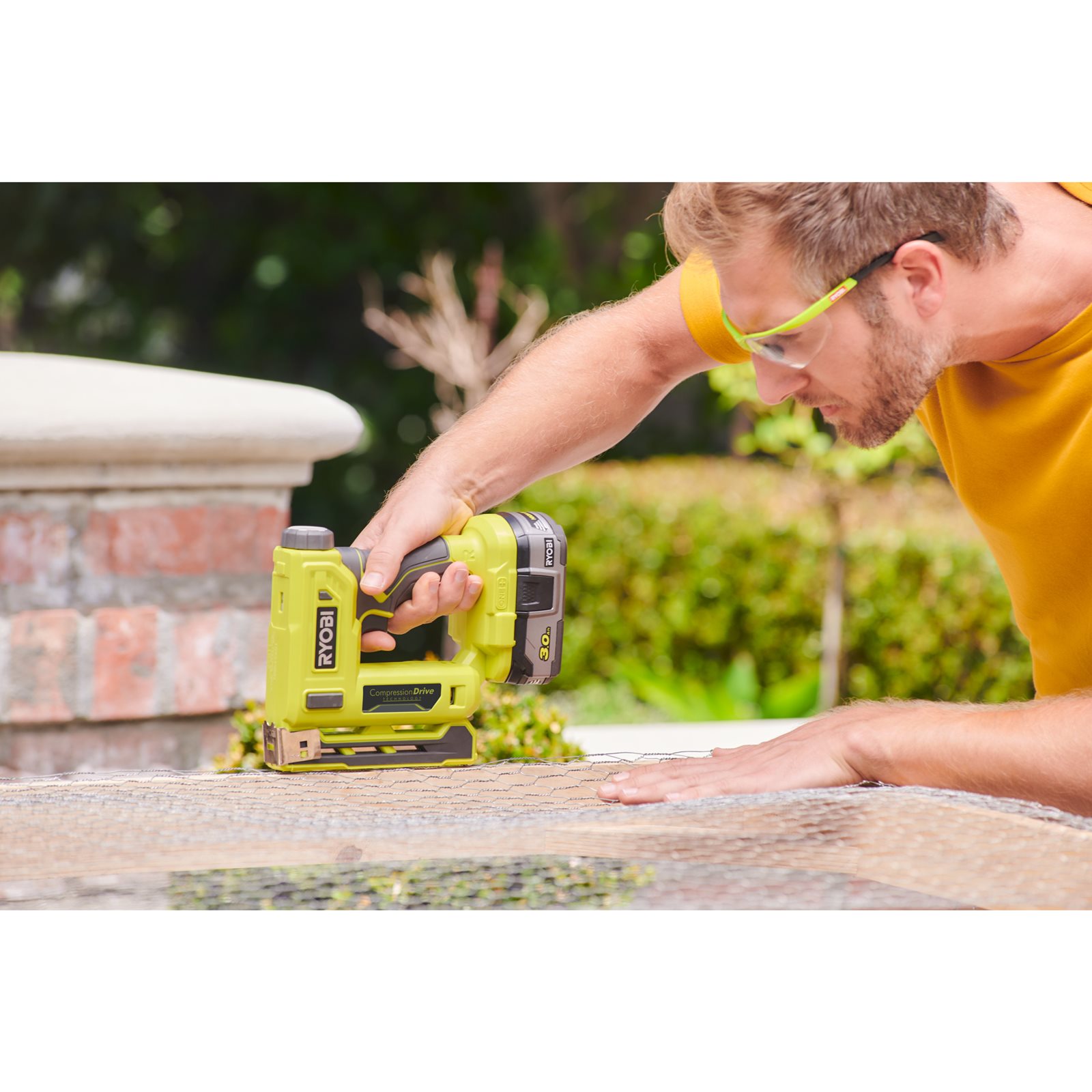 Capsator pentru capse T50 18V ONE+ Ryobi R18ST50-0 - in utilizare 3
