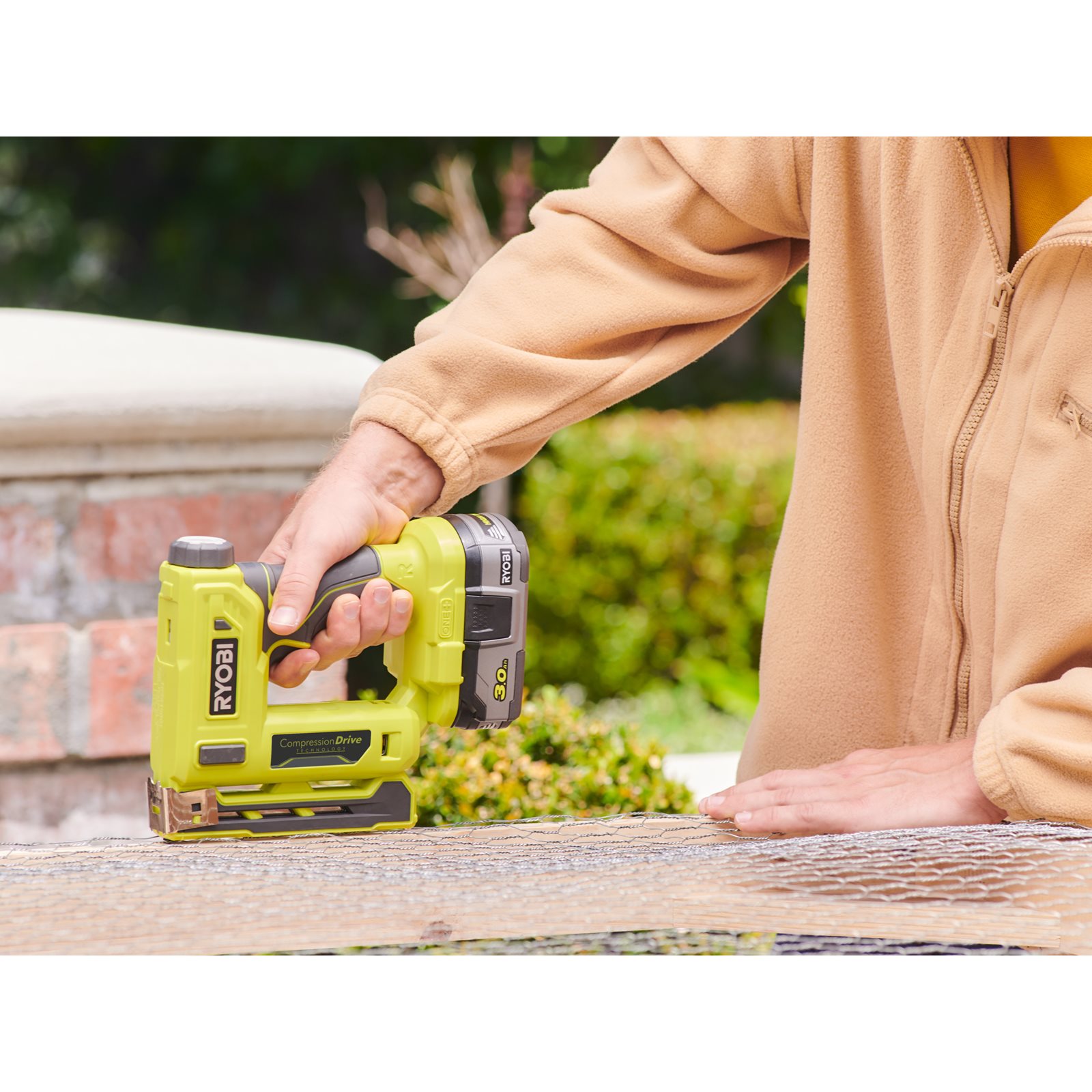 Capsator pentru capse T50 18V ONE+ Ryobi R18ST50-0 - in utilizare 4