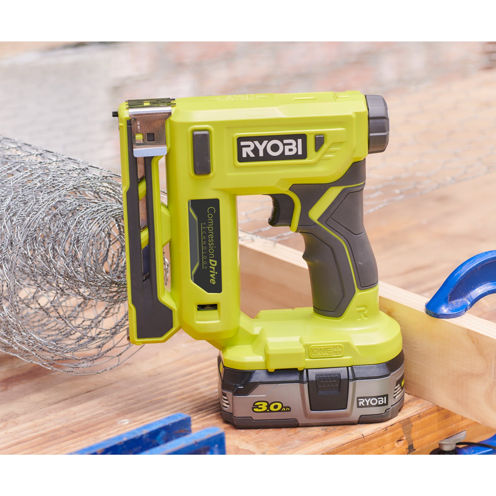 Capsator pentru capse T50 18V ONE+ Ryobi R18ST50-0 - in utilizare 5