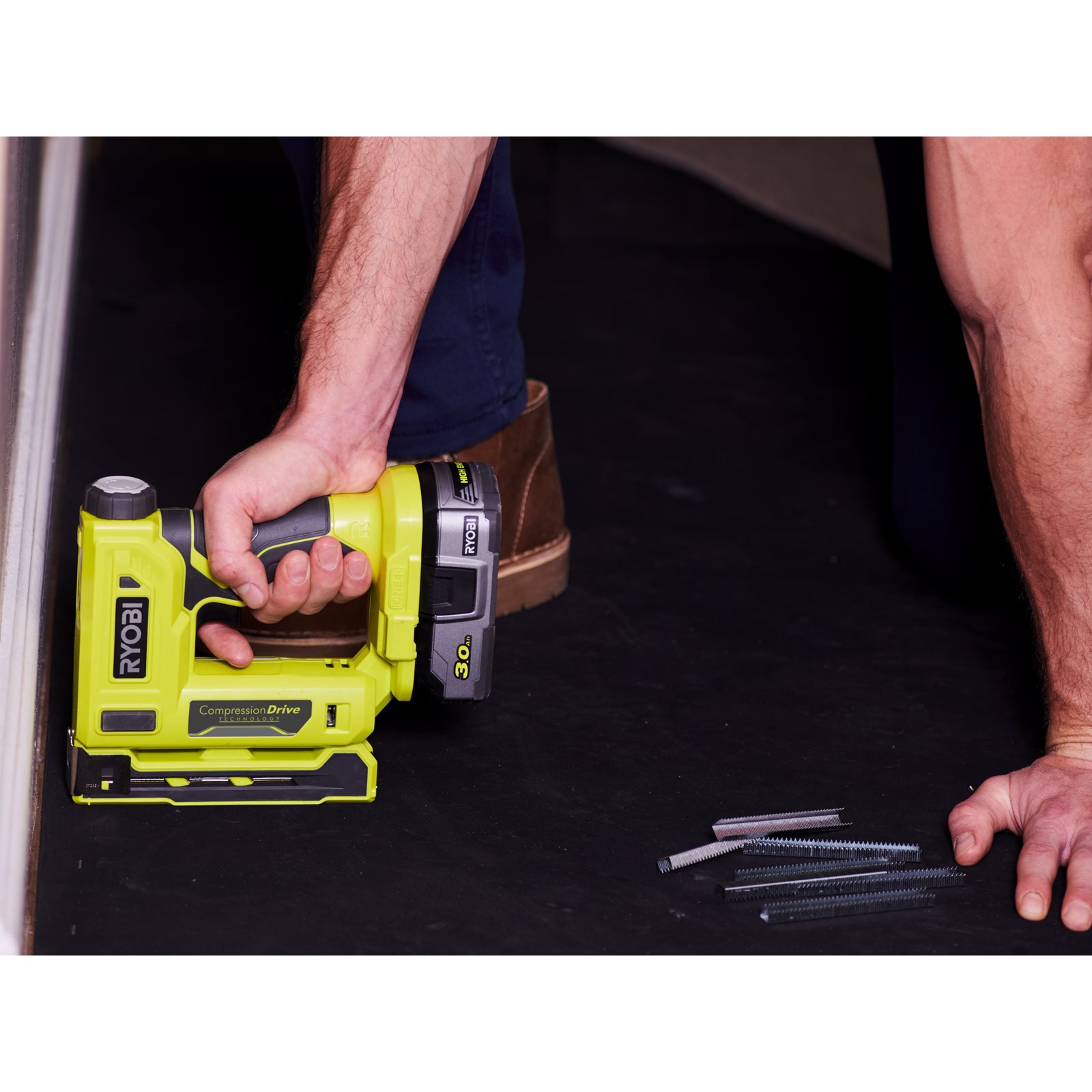 Capsator pentru capse T50 18V ONE+ Ryobi R18ST50-0 - in utilizare 6