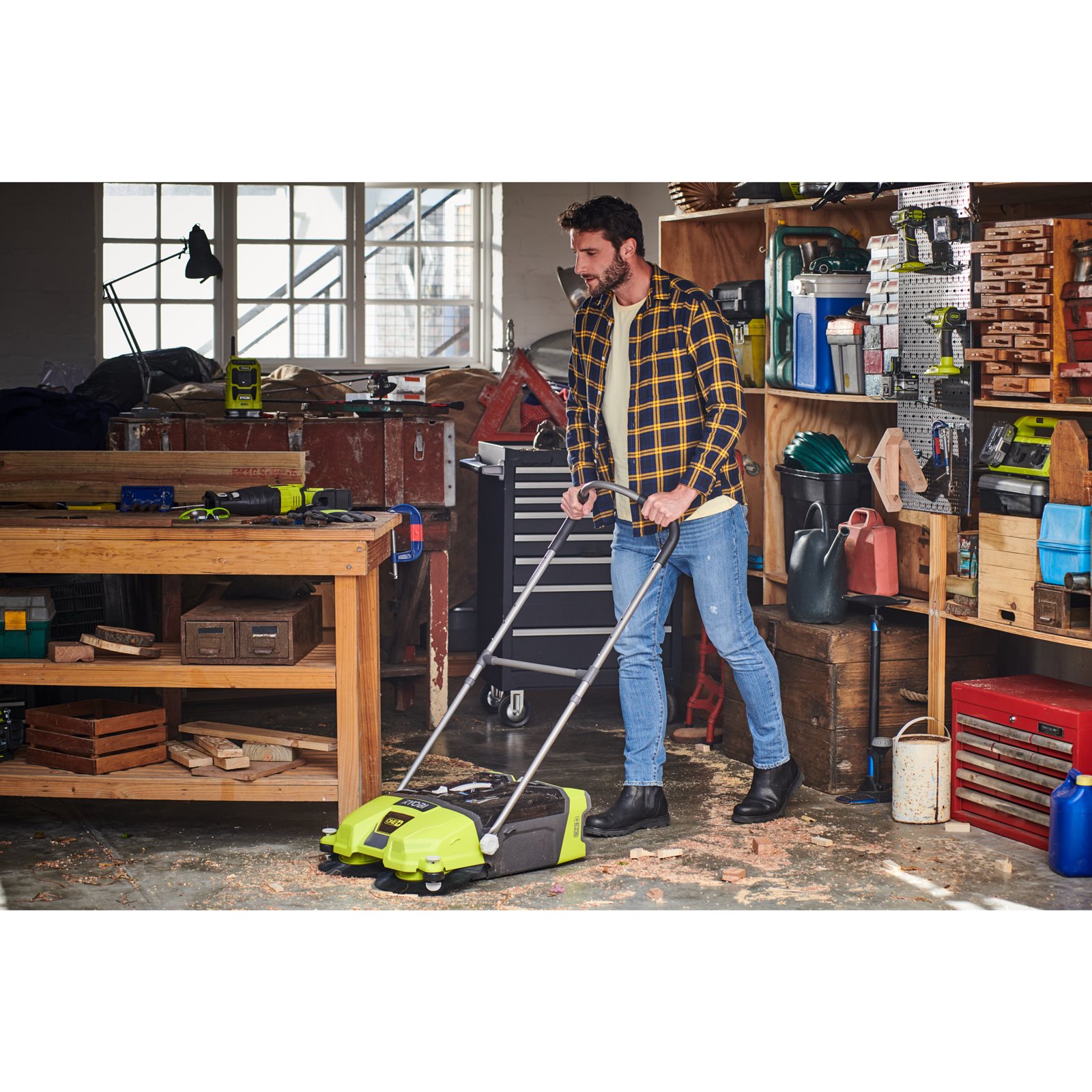 Mașină de măturat 18V ONE+ Ryobi R18SW3-0 - in utilizare 2
