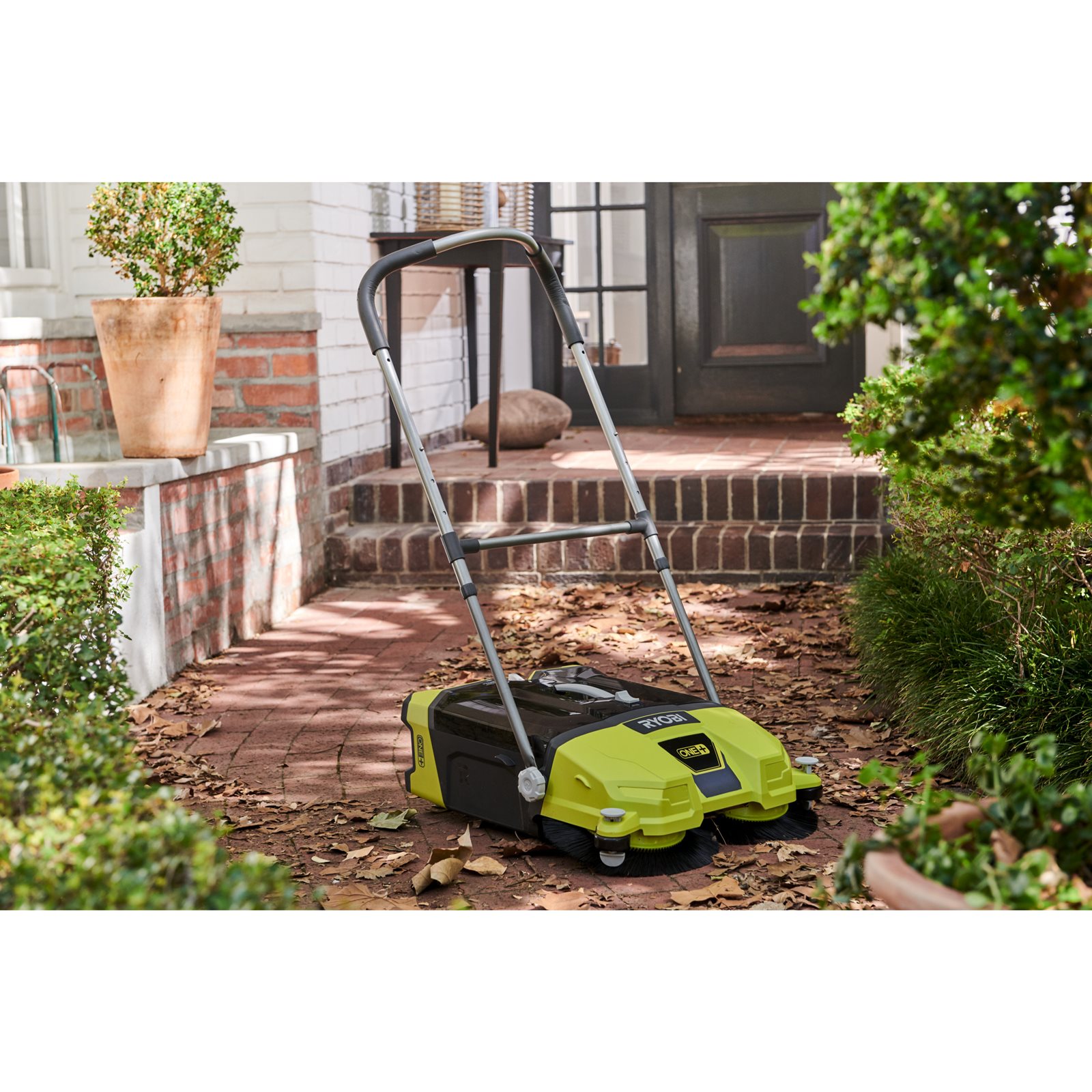 Mașină de măturat 18V ONE+ Ryobi R18SW3-0 - in utilizare 3