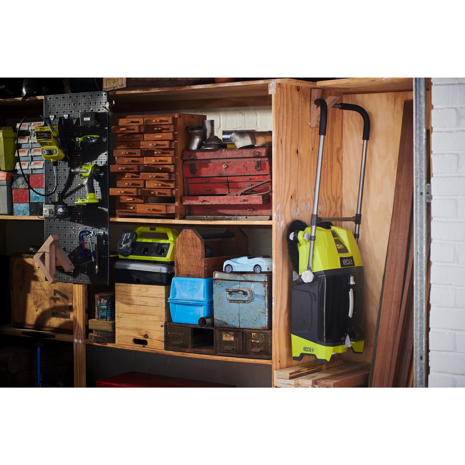Mașină de măturat 18V ONE+ Ryobi R18SW3-0 - in utilizare 4