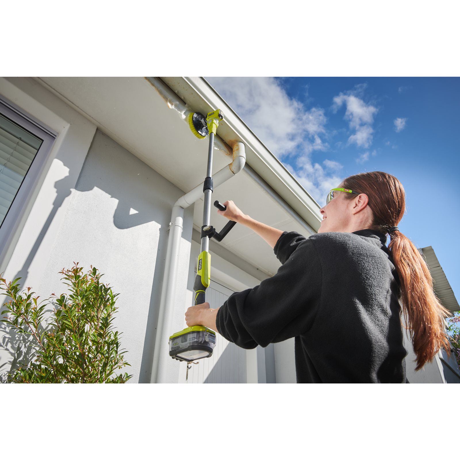 Perie telescopică pentru curățat 18V ONE+ Ryobi R18TPS-0 - in utilizare 1