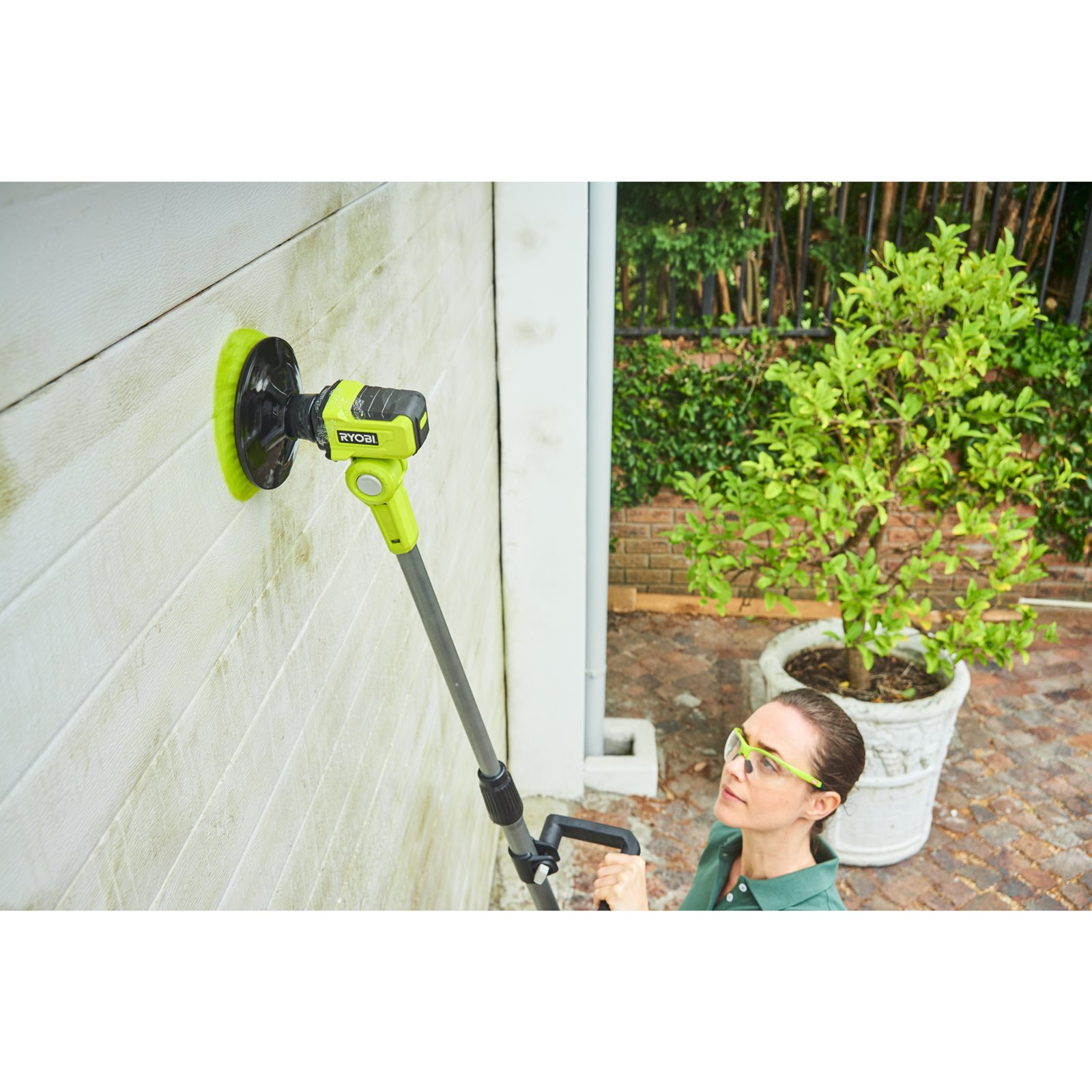 Perie telescopică pentru curățat 18V ONE+ Ryobi R18TPS-0 - in utilizare 5