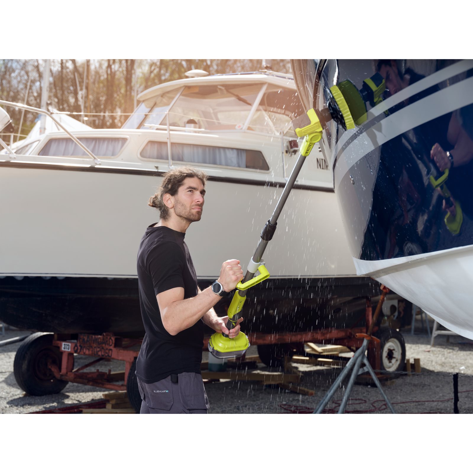 Perie telescopică pentru curățat 18V ONE+ (1 x 2,0 Ah) Ryobi R18TPS-120G - in utilizare 4