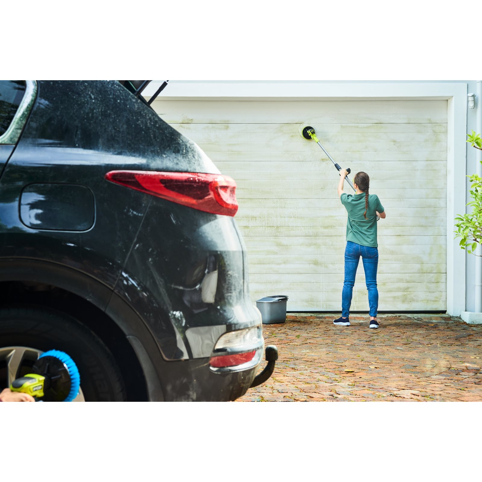 Perie telescopică pentru curățat 18V ONE+ (1 x 2,0 Ah) Ryobi R18TPS-120G - in utilizare 5