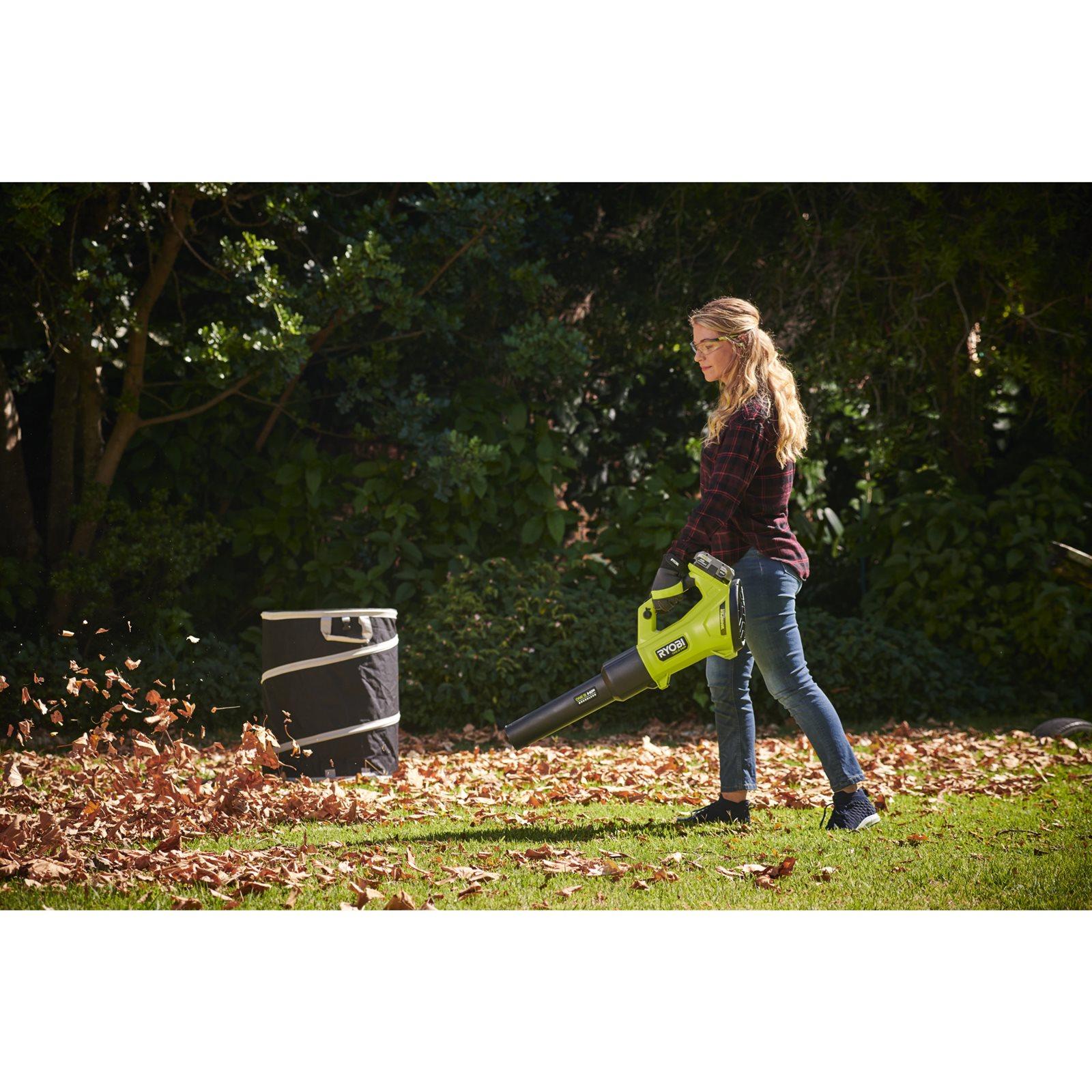 Sac de gazon pliabil Ryobi RAC368 - in utilizare 1