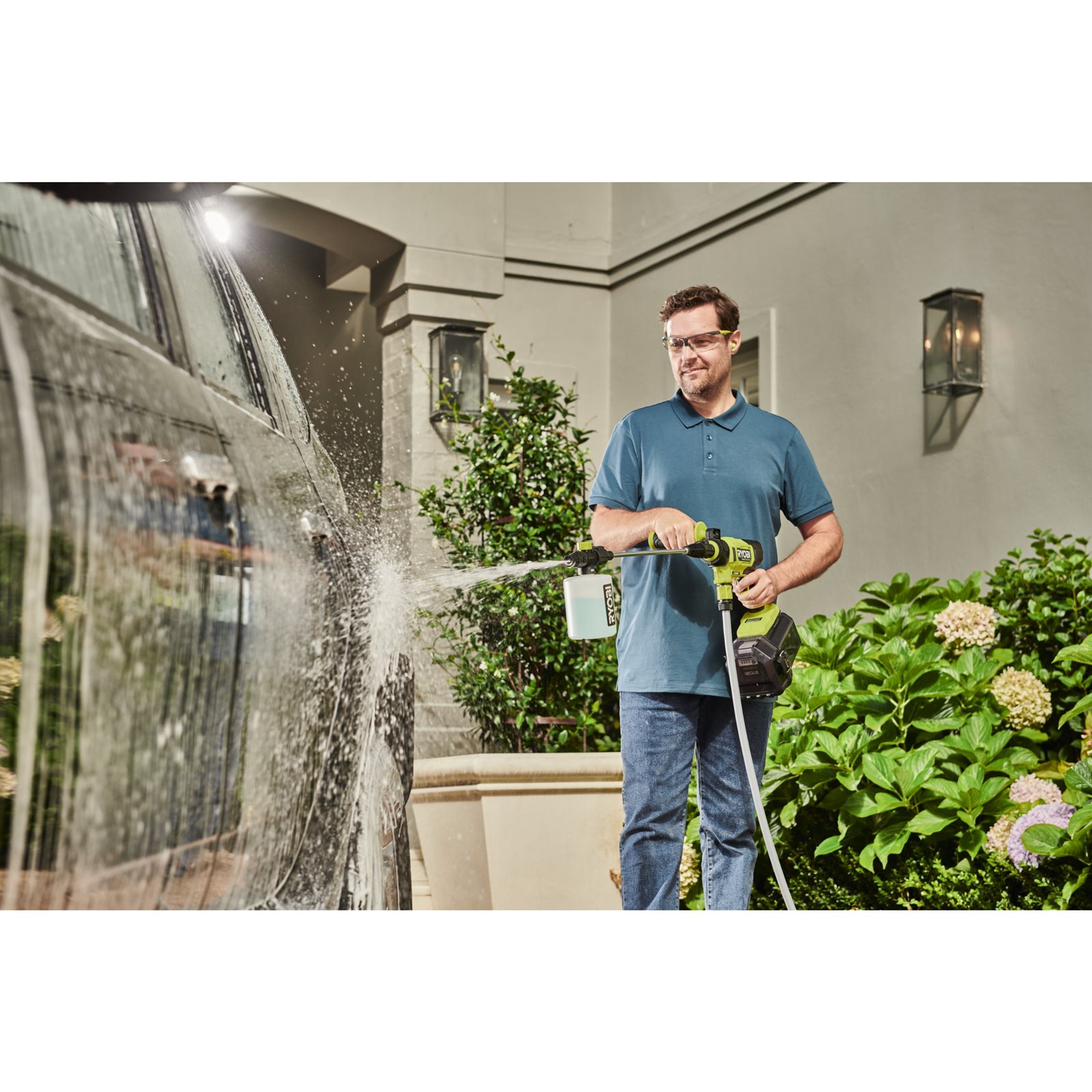 Sticlă de detergent Ryobi RAC748 - in utilizare 1