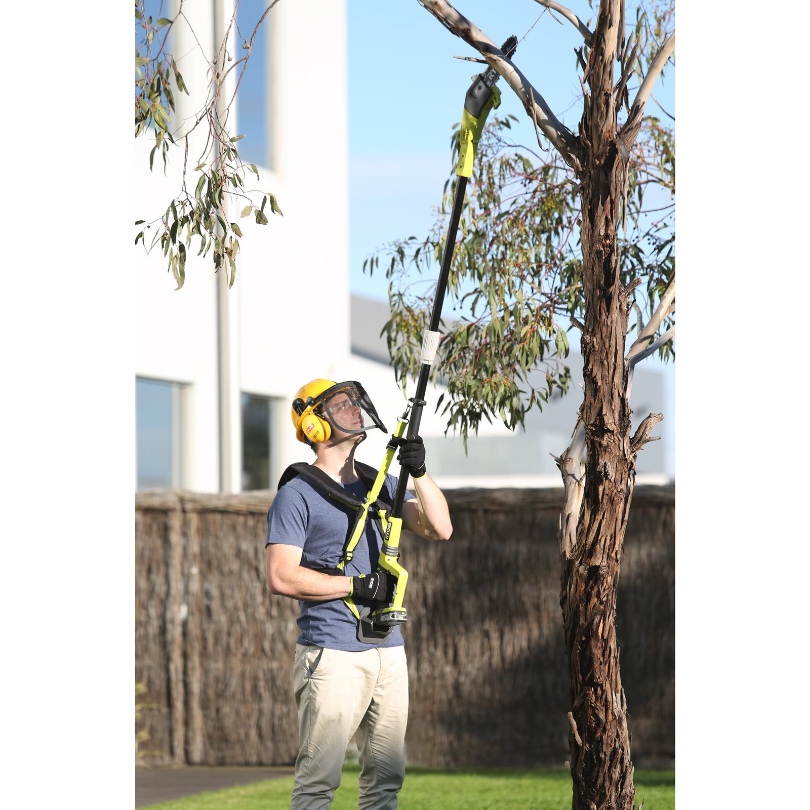 Ham ergonomic pentru tăierea crengilor și a gardurilor vii Ryobi RAC805 - in utilizare 1