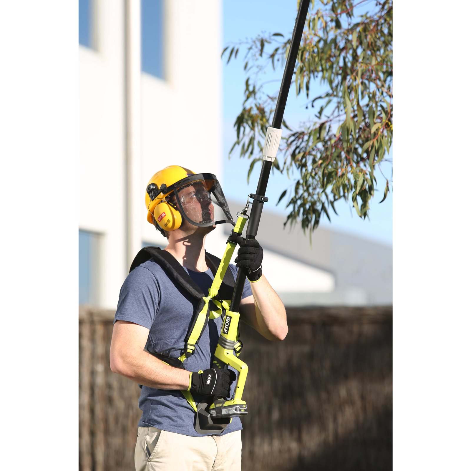 Ham ergonomic pentru tăierea crengilor și a gardurilor vii Ryobi RAC805 - in utilizare 2